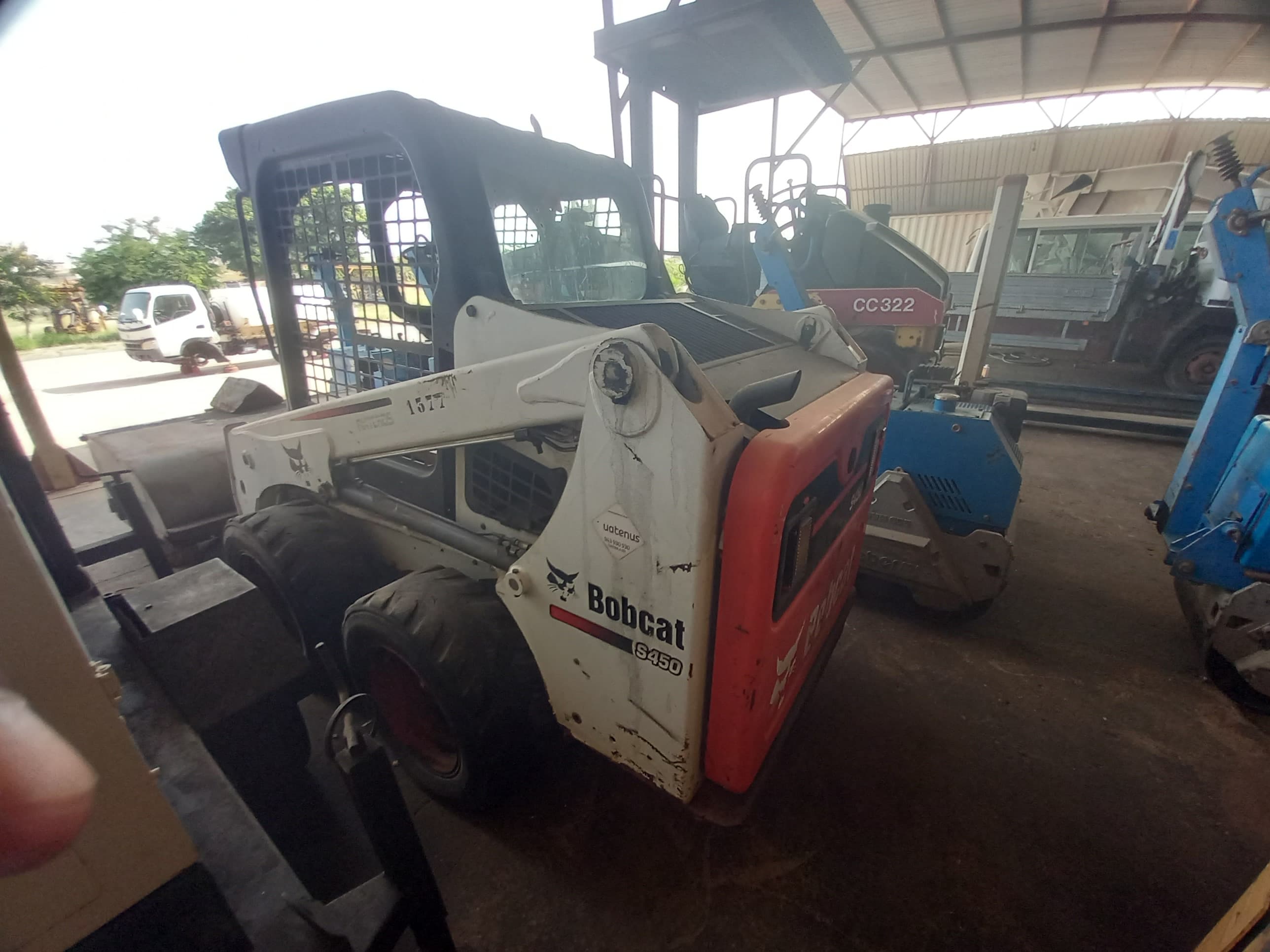 Pala cargadora (mini) neumática de la marca BOBCAT, modelo S450B — imagen 7