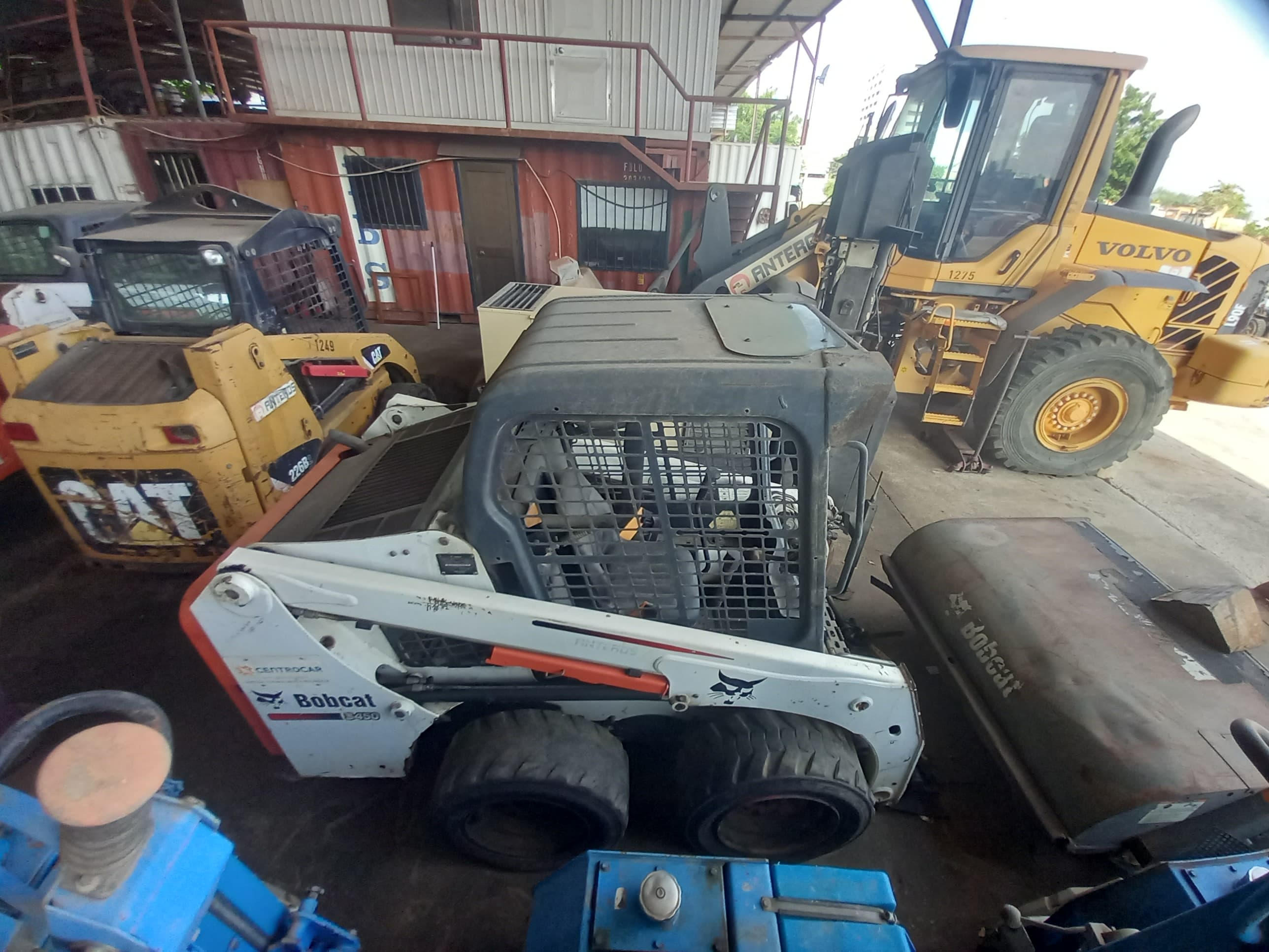 Pala cargadora (mini) neumática de la marca BOBCAT, modelo S450B — imagen 3