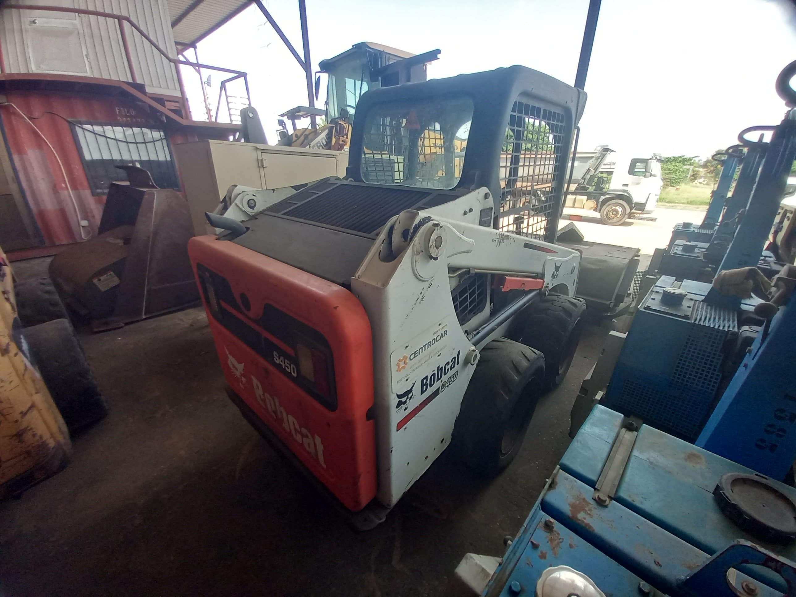 Pala cargadora (mini) neumática de la marca BOBCAT, modelo S450B — imagen 2