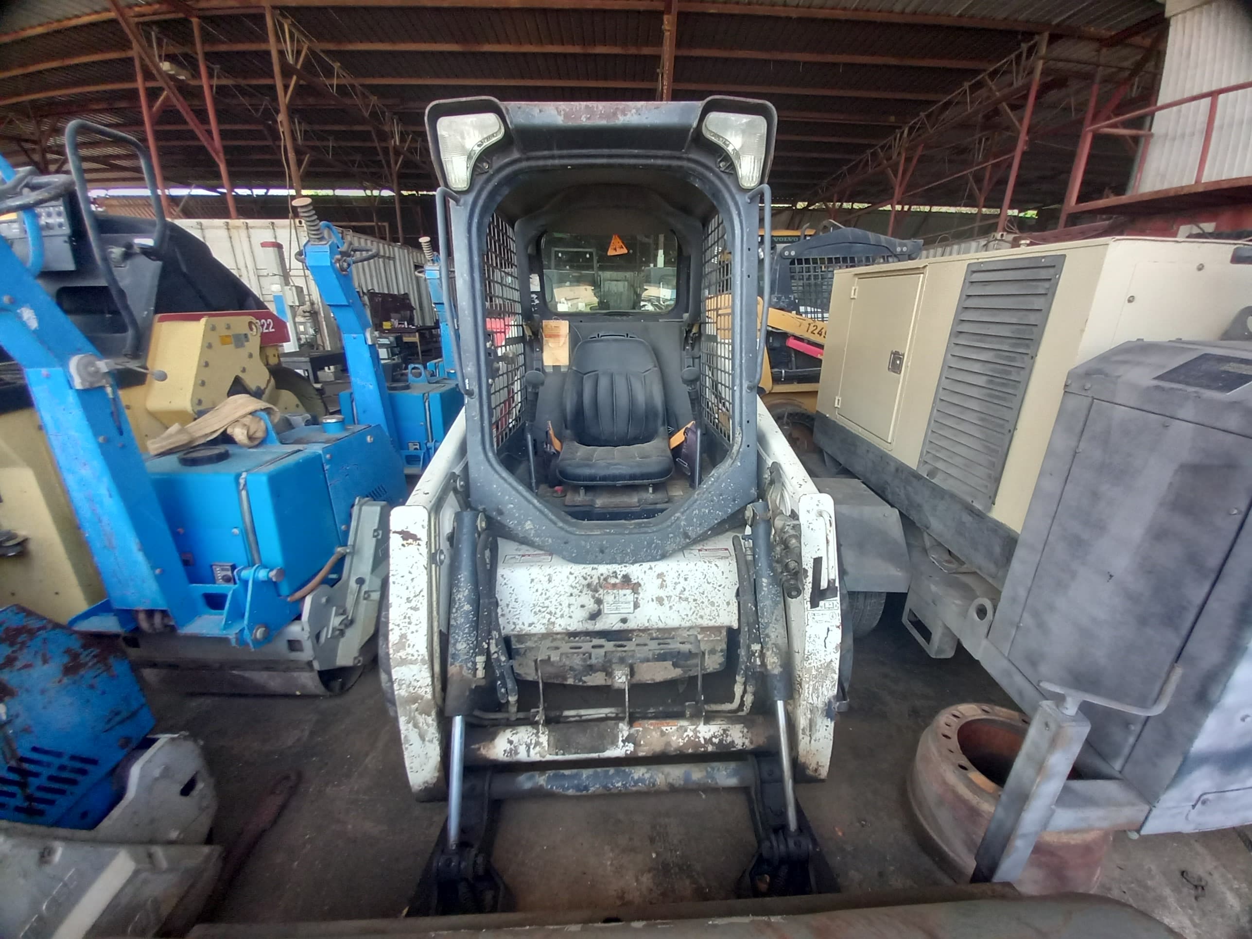 Pala cargadora (mini) neumática de la marca BOBCAT, modelo S450B — imagen 4