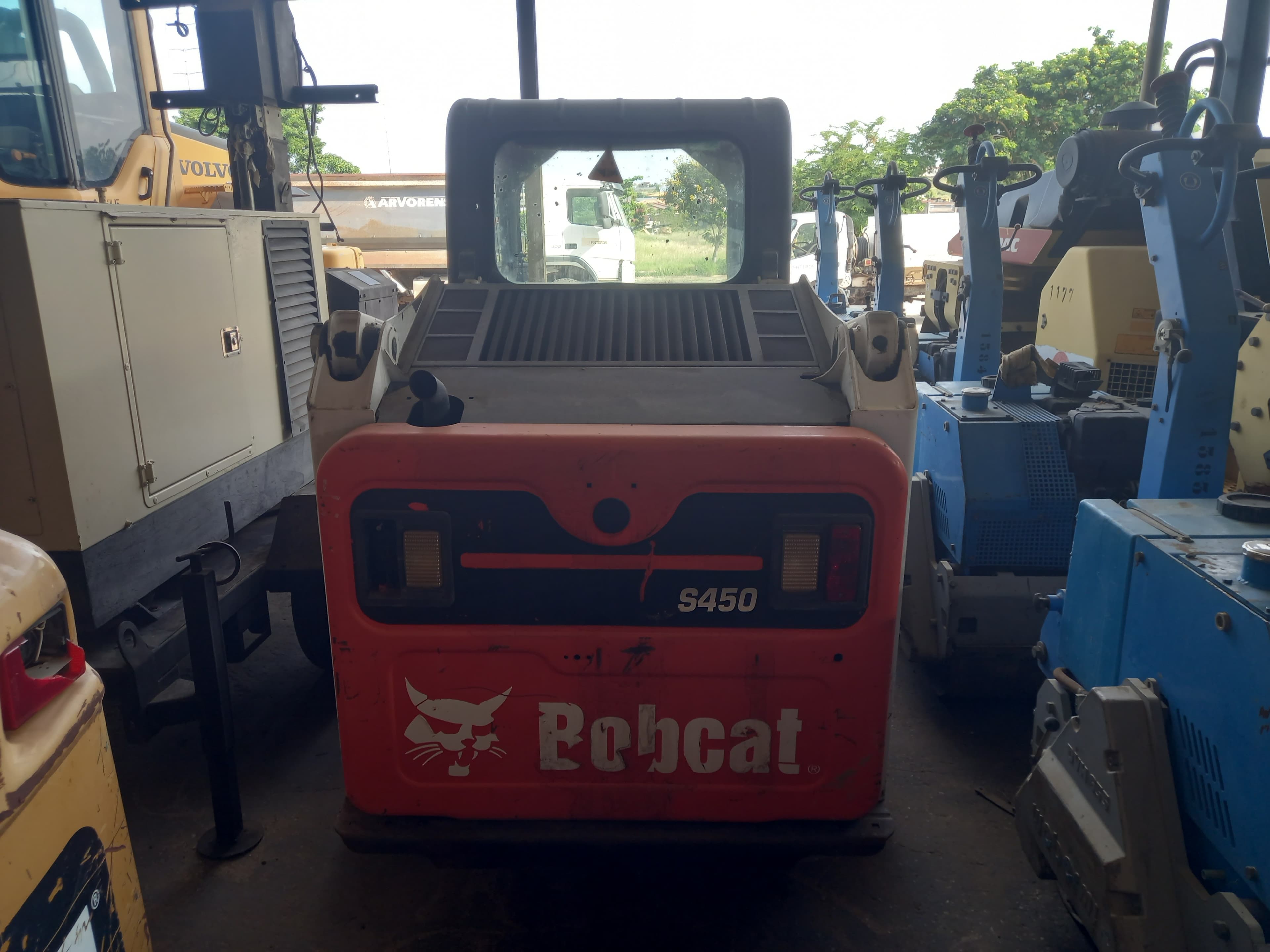 Pala cargadora (mini) neumática de la marca BOBCAT, modelo S450B — imagen 6