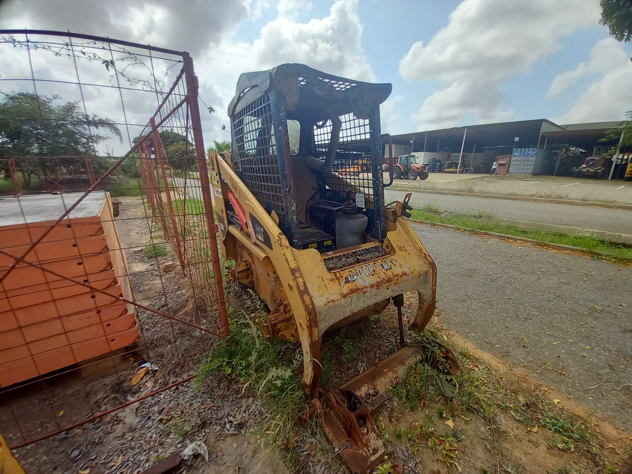 Pá Carregadora (mini) de Pneus da marca CATERPILLAR, modelo 226B — imagen 7