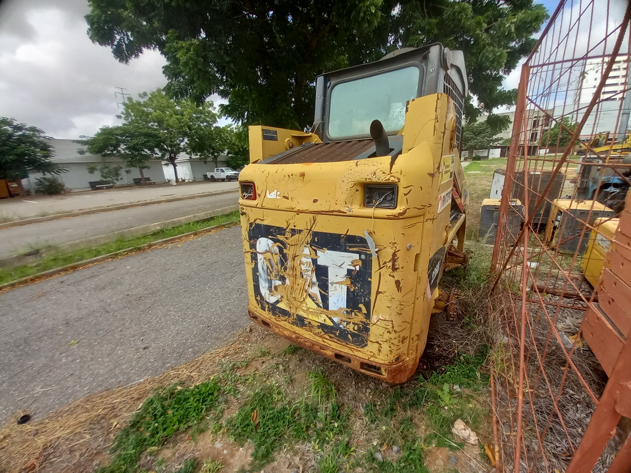 Pá Carregadora (mini) de Pneus da marca CATERPILLAR, modelo 226B — imagen 5