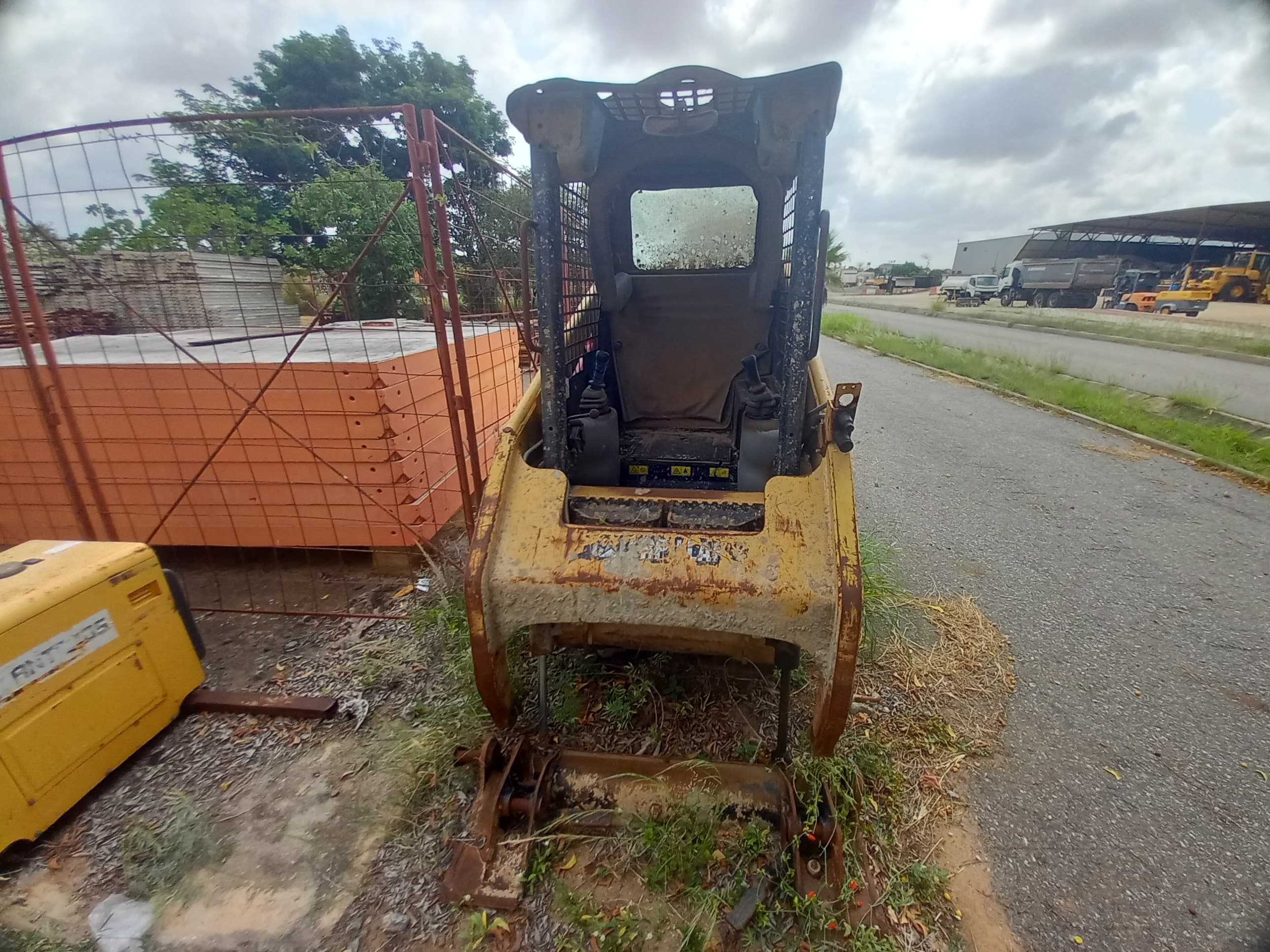 Pá Carregadora (mini) de Pneus da marca CATERPILLAR, modelo 226B — imagen 6