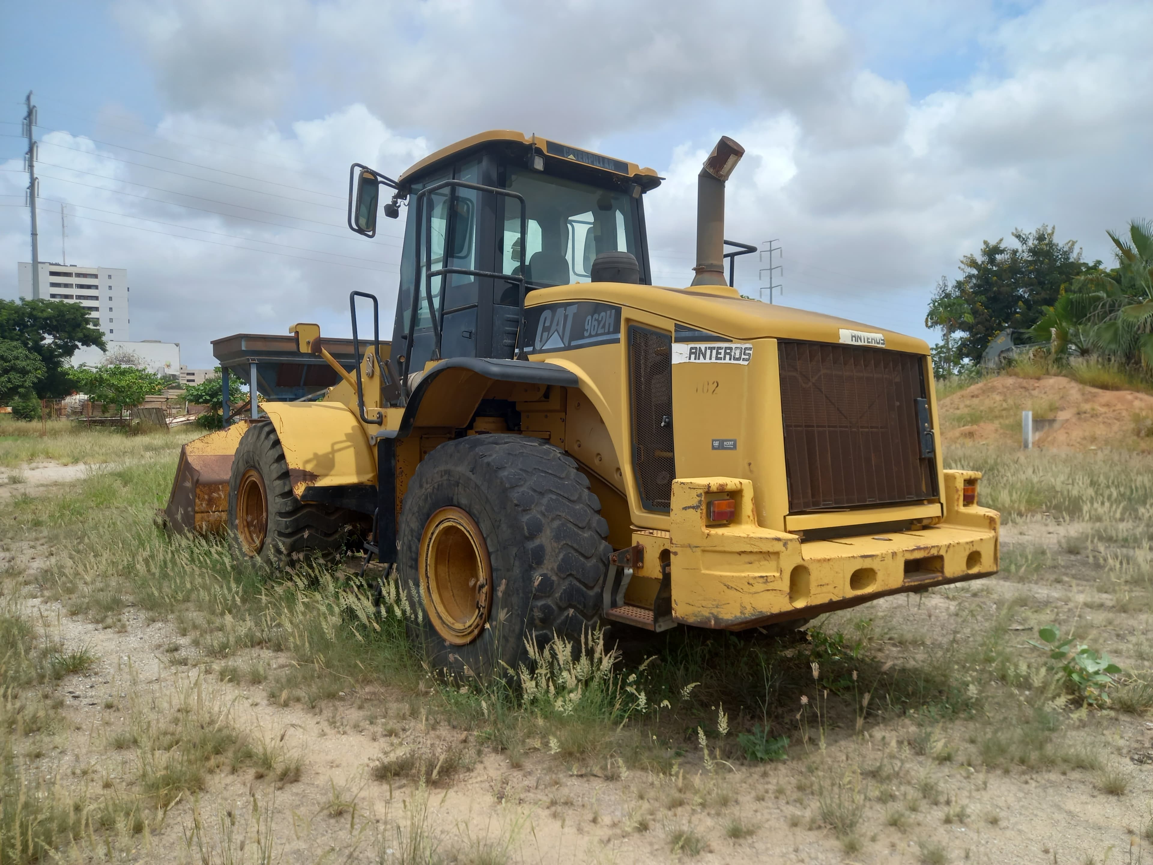 Pá Carregadora de Pneus da marca CATERPILLAR, modelo 962H