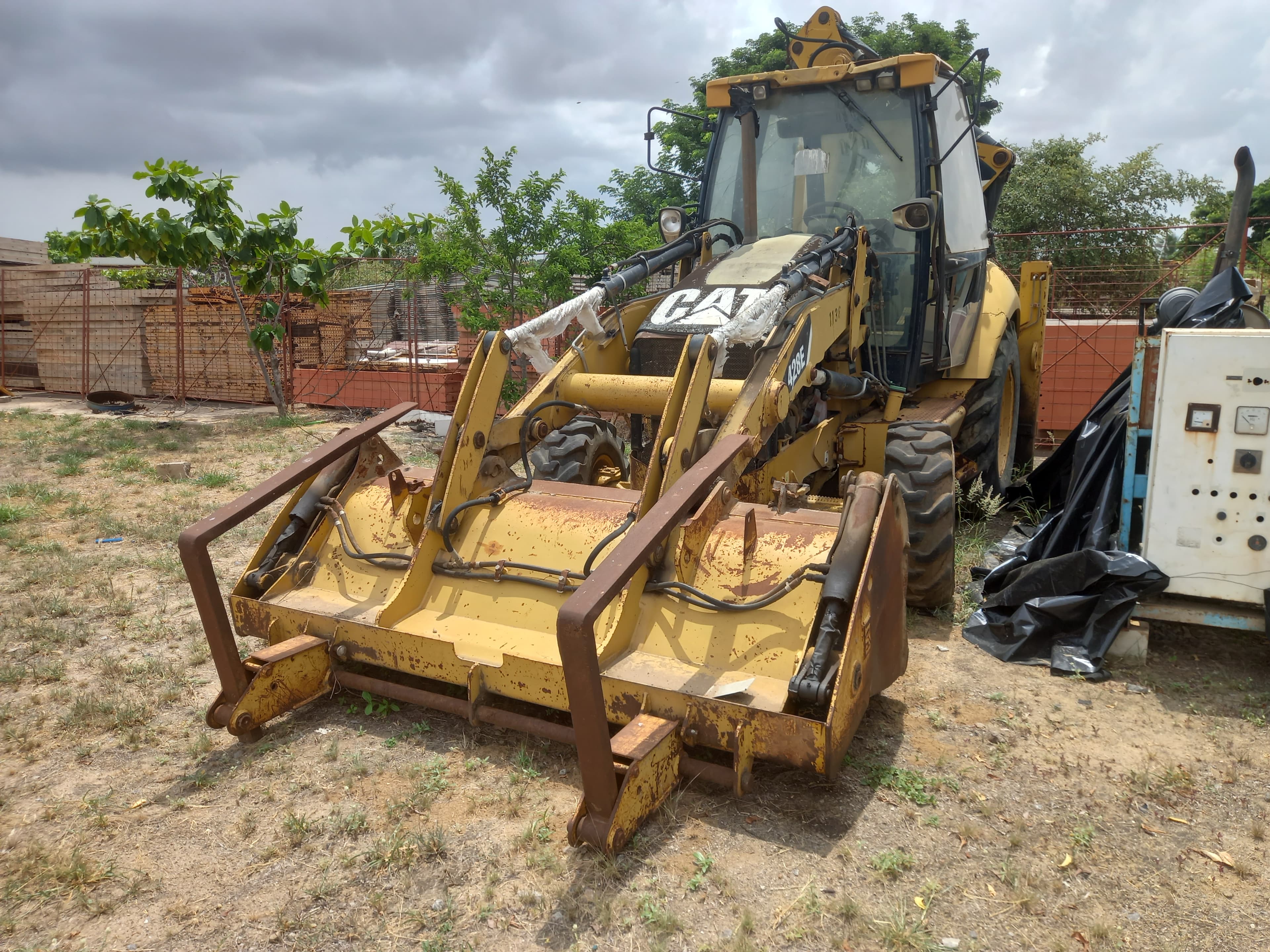Conj. Ind. Pá e Retro de Pneus da marca CATERPILLAR, modelo 428E