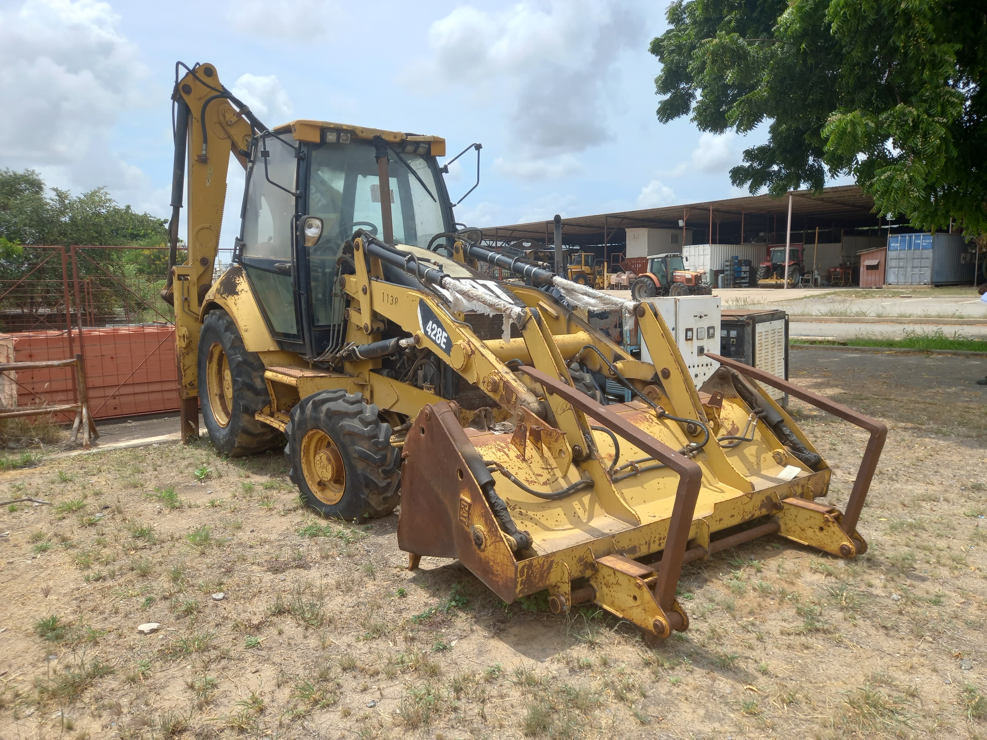 Conj. Ind. Pala y retroexcavadora neumática de la marca CATERPILLAR, modelo 428E — imagen 3