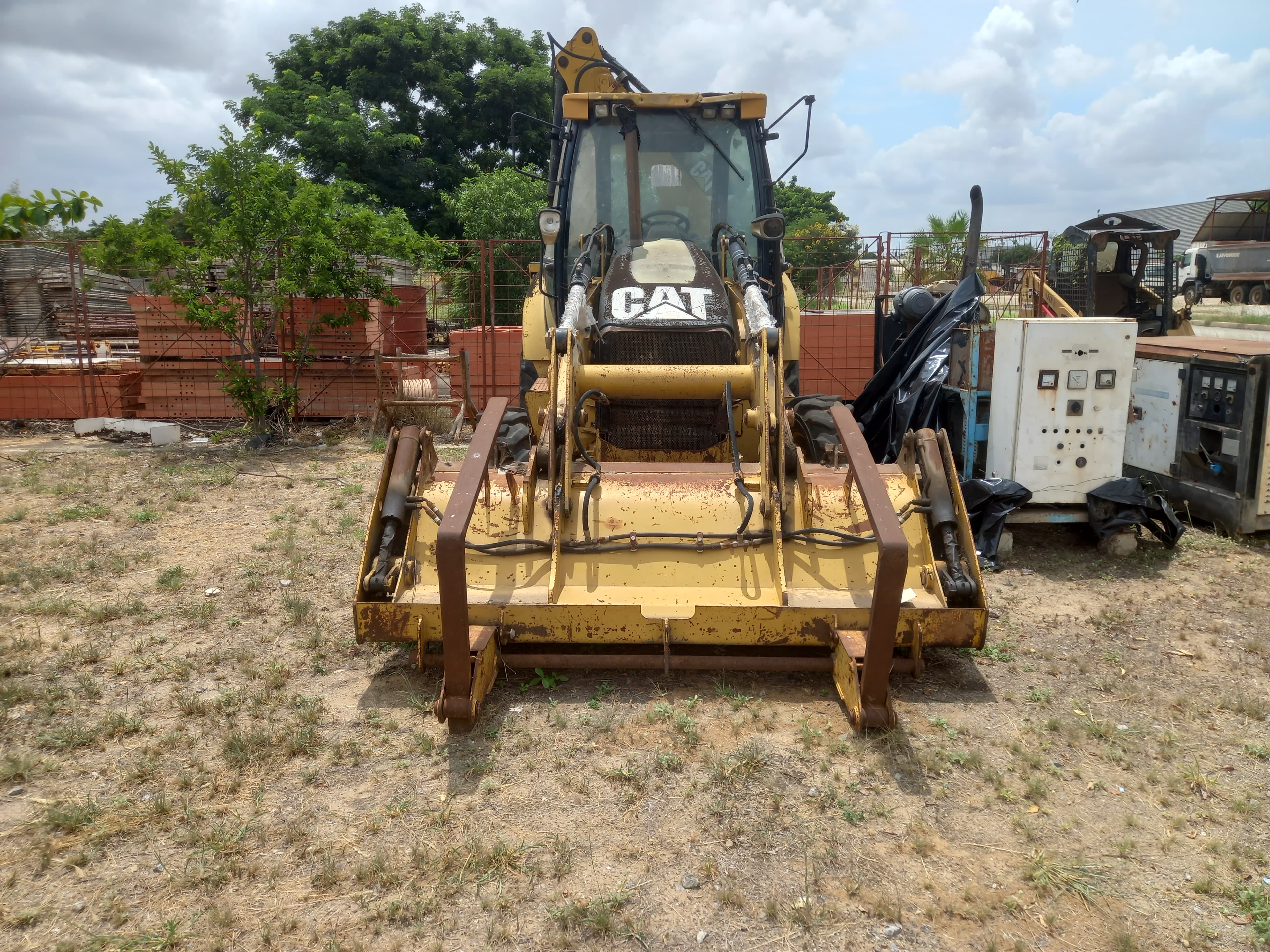 Conj. Ind. Pala y retroexcavadora neumática de la marca CATERPILLAR, modelo 428E — imagen 2