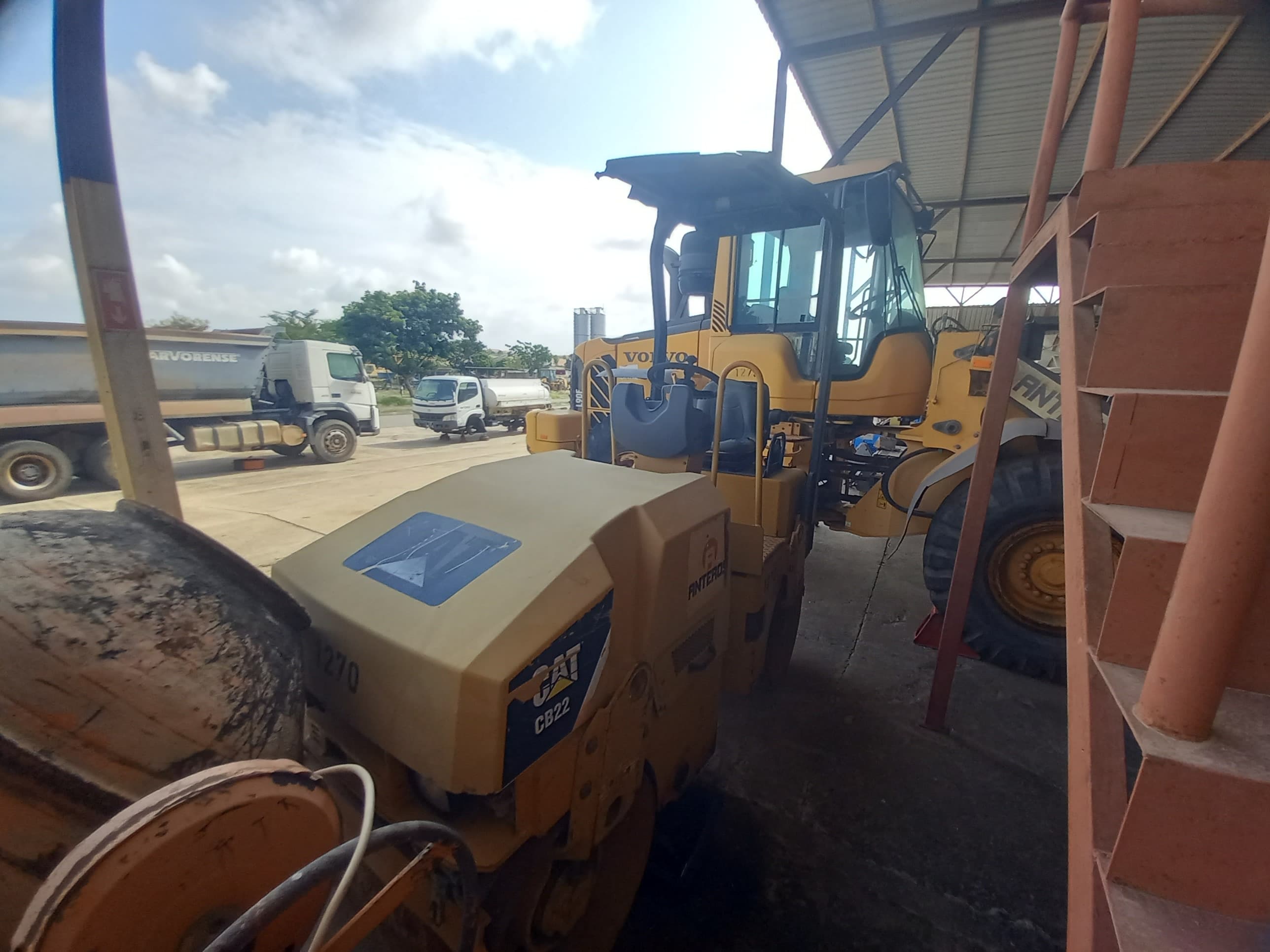Cilindro de Rolos c/ Condutor da marca CATERPILLAR, modelo CB22 — imagen 2