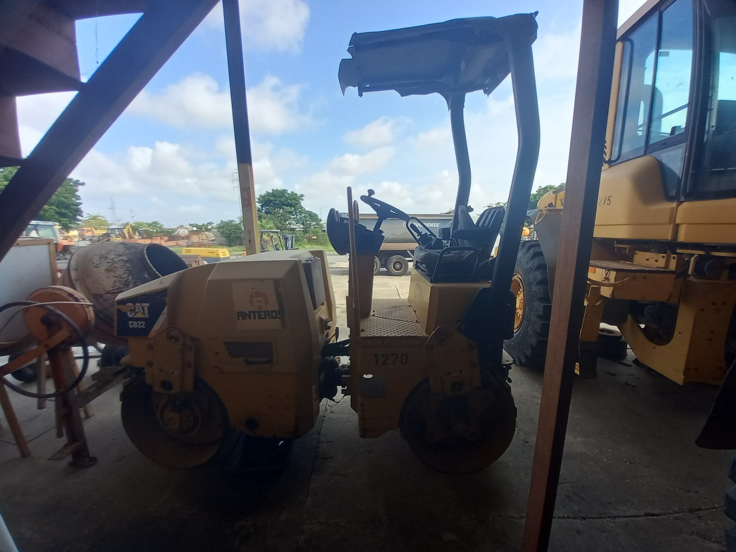 Cilindro de Rolos c/ Condutor da marca CATERPILLAR, modelo CB22 — imagen 3