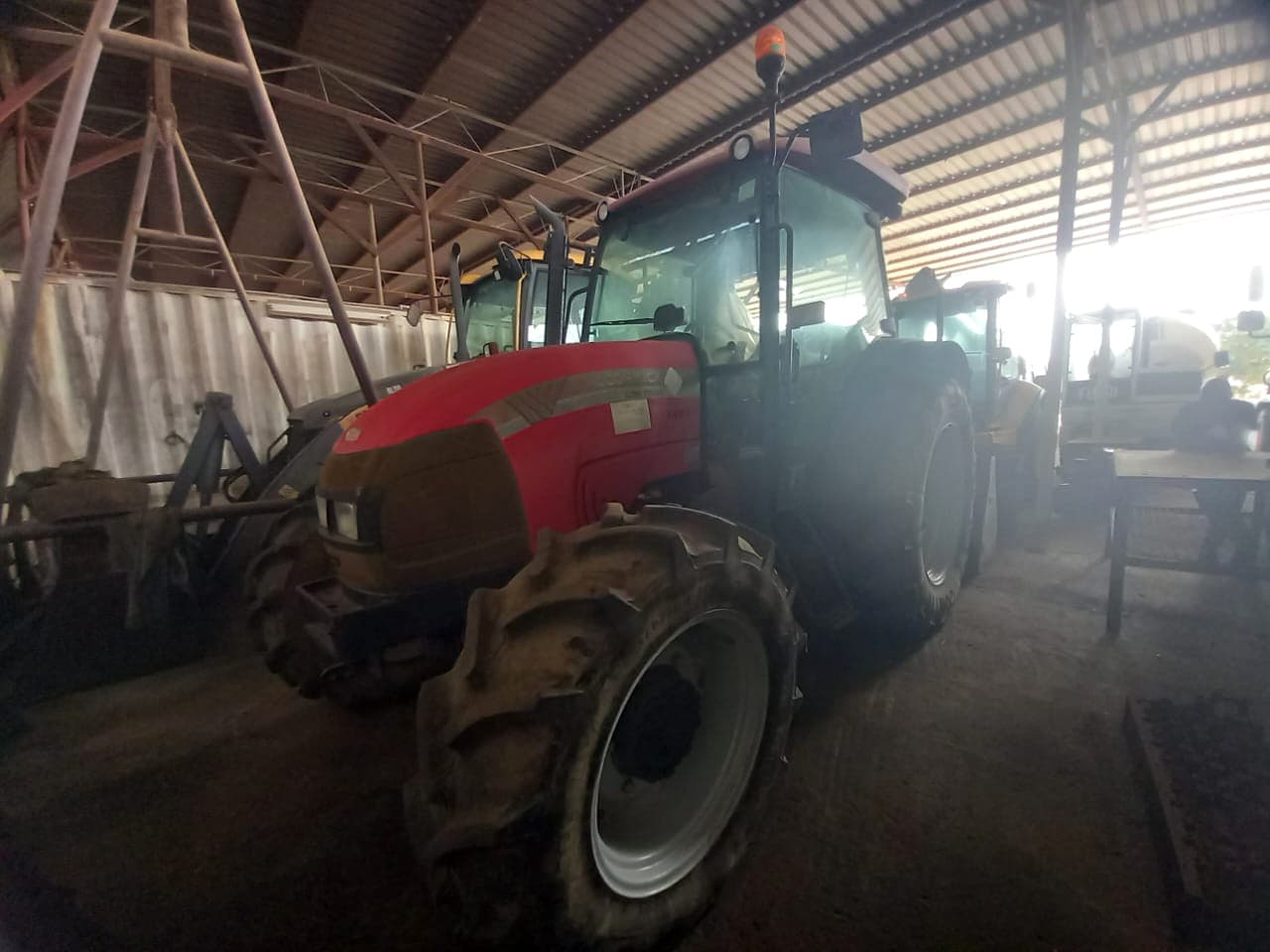Trator Agrícola da marca MCCORMICK, modelo C MAX90 — imagen 1