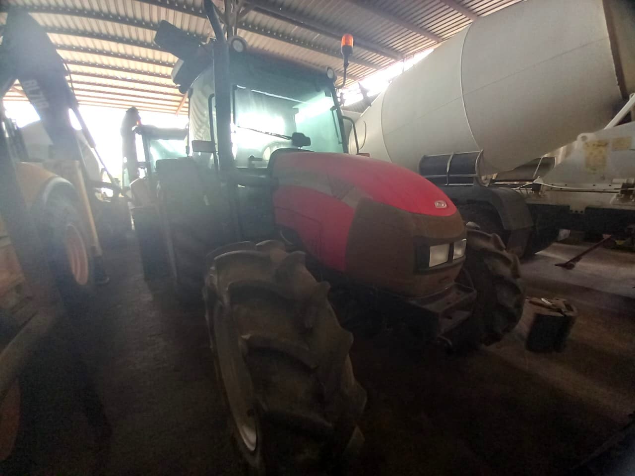 Trator Agrícola da marca MCCORMICK, modelo C MAX90 — imagen 4