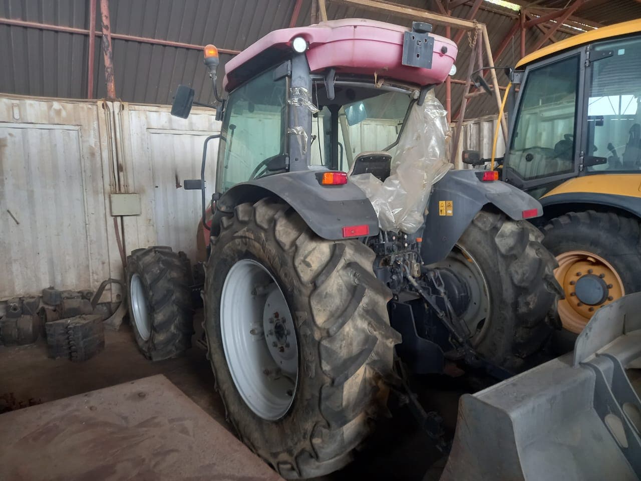 Trator Agrícola da marca MCCORMICK, modelo C MAX90 — imagen 2