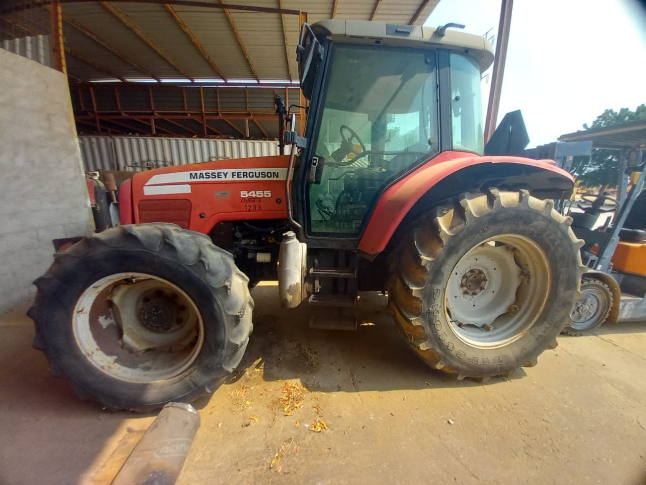 Trator Agrícola da marca MASSEY FERGUSON, modelo 5455
