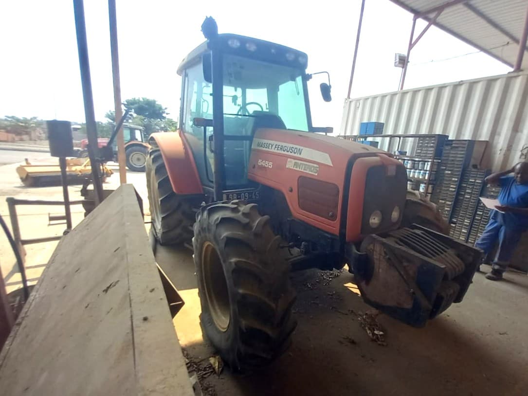 Trator Agrícola da marca MASSEY FERGUSON, modelo 5455 — image 3