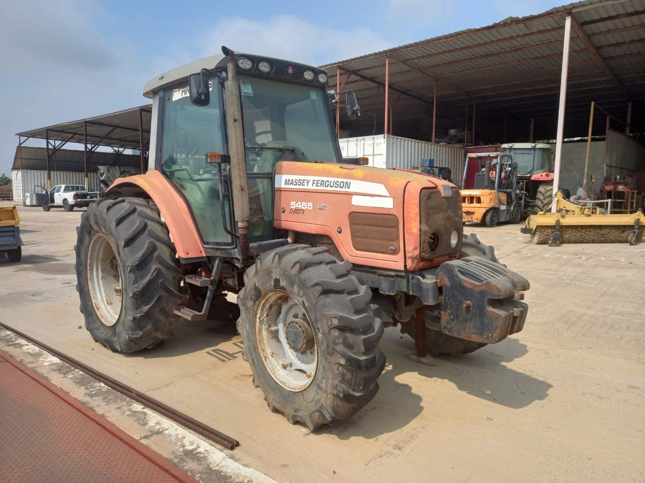 Trator Agrícola da marca MASSEY FERGUSON, modelo MF.5455