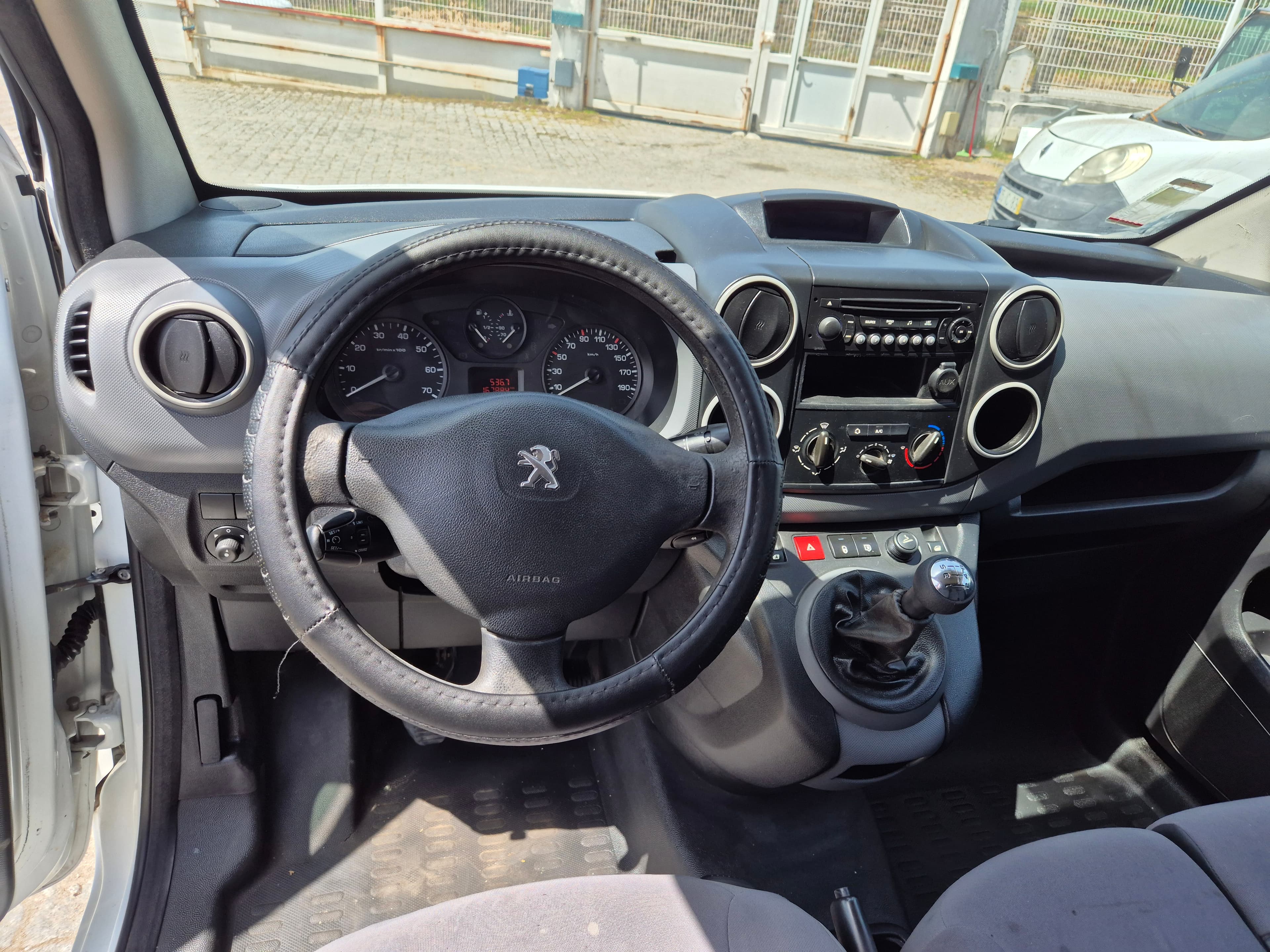 Peugeot Partner · Ano 2014 — image 15