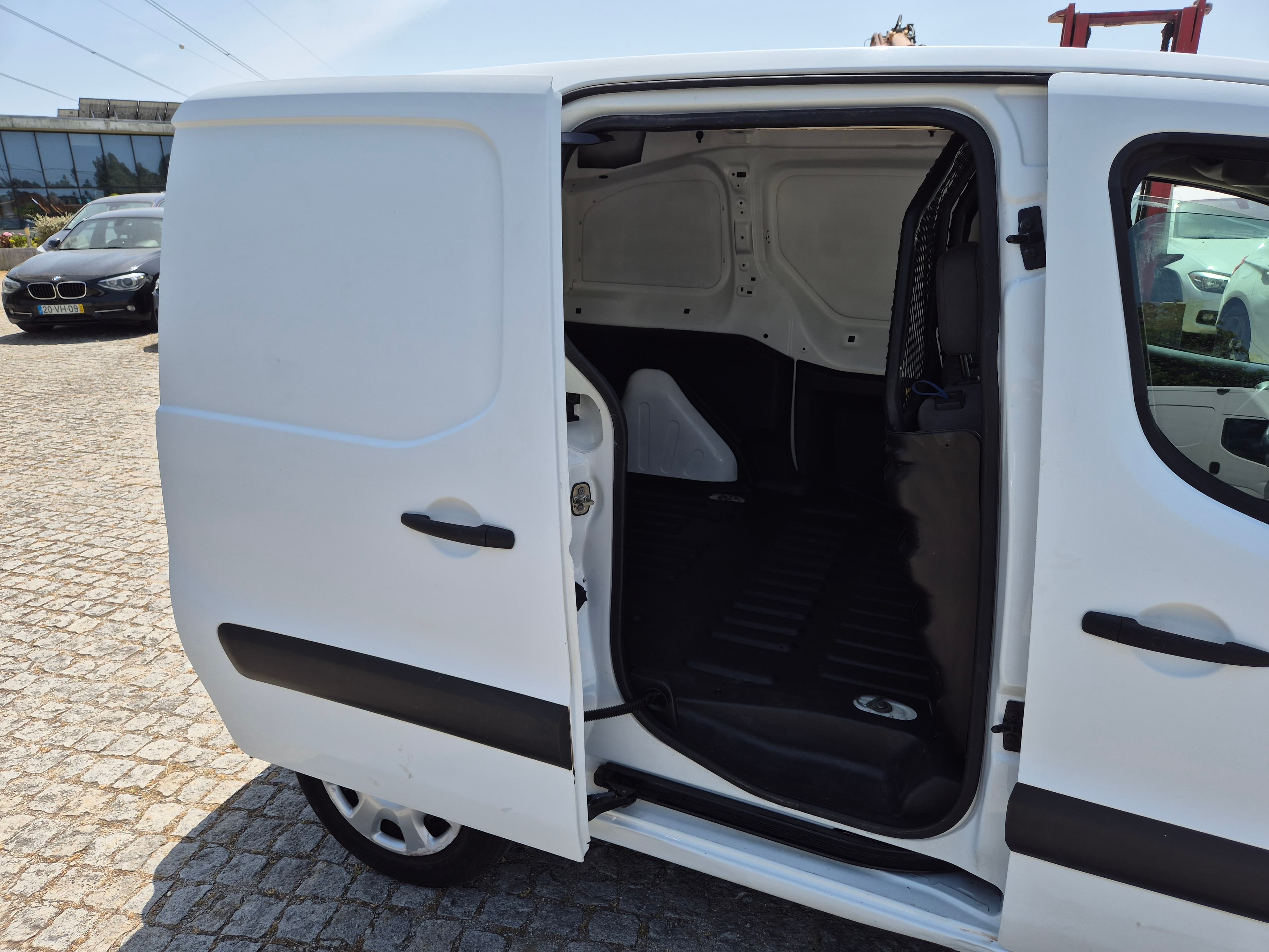 Peugeot Partner · Ano 2014 — image 9