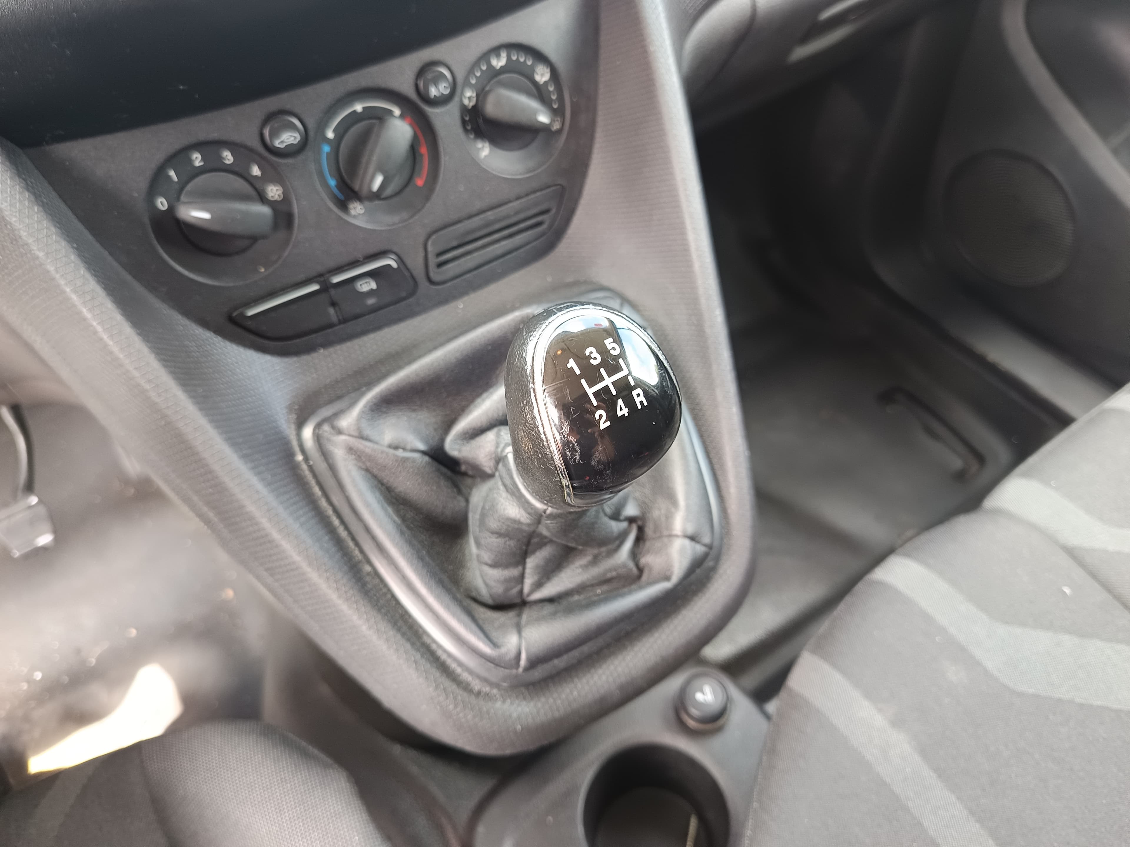 Ford Transit Connect · Ano 2014 — image 34