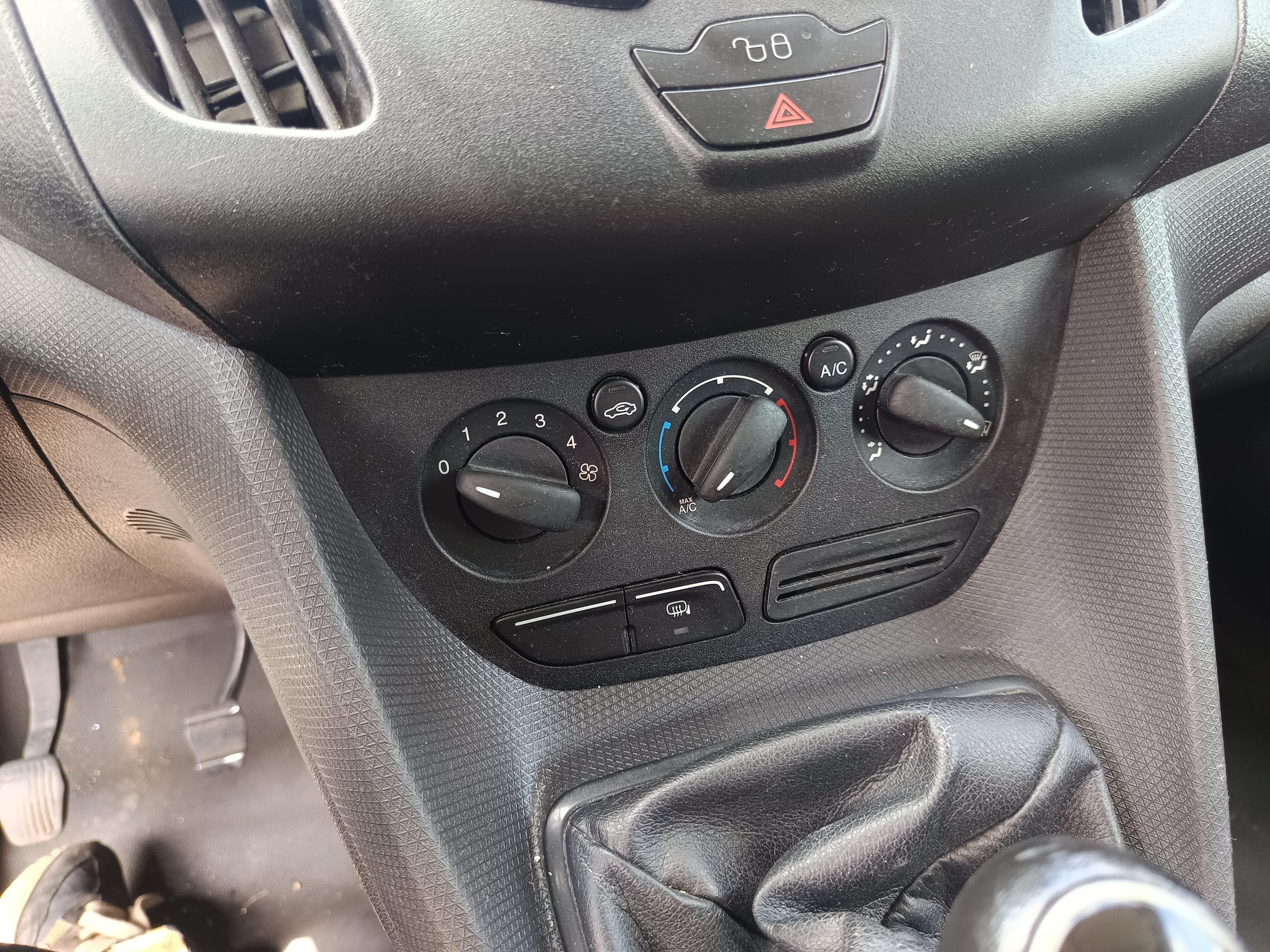 Ford Transit Connect · Ano 2014 — image 33