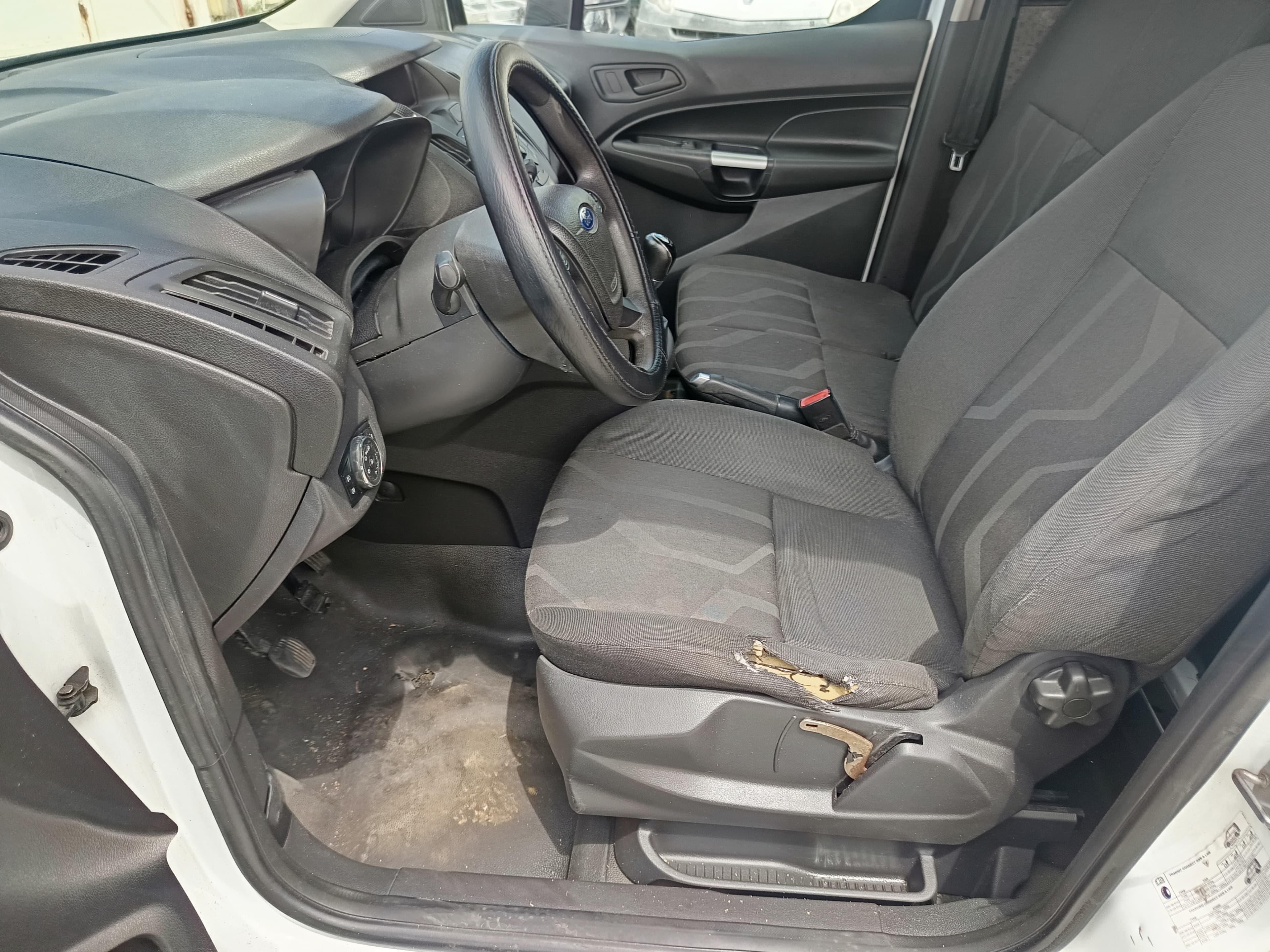 Ford Transit Connect · Ano 2014 — image 32
