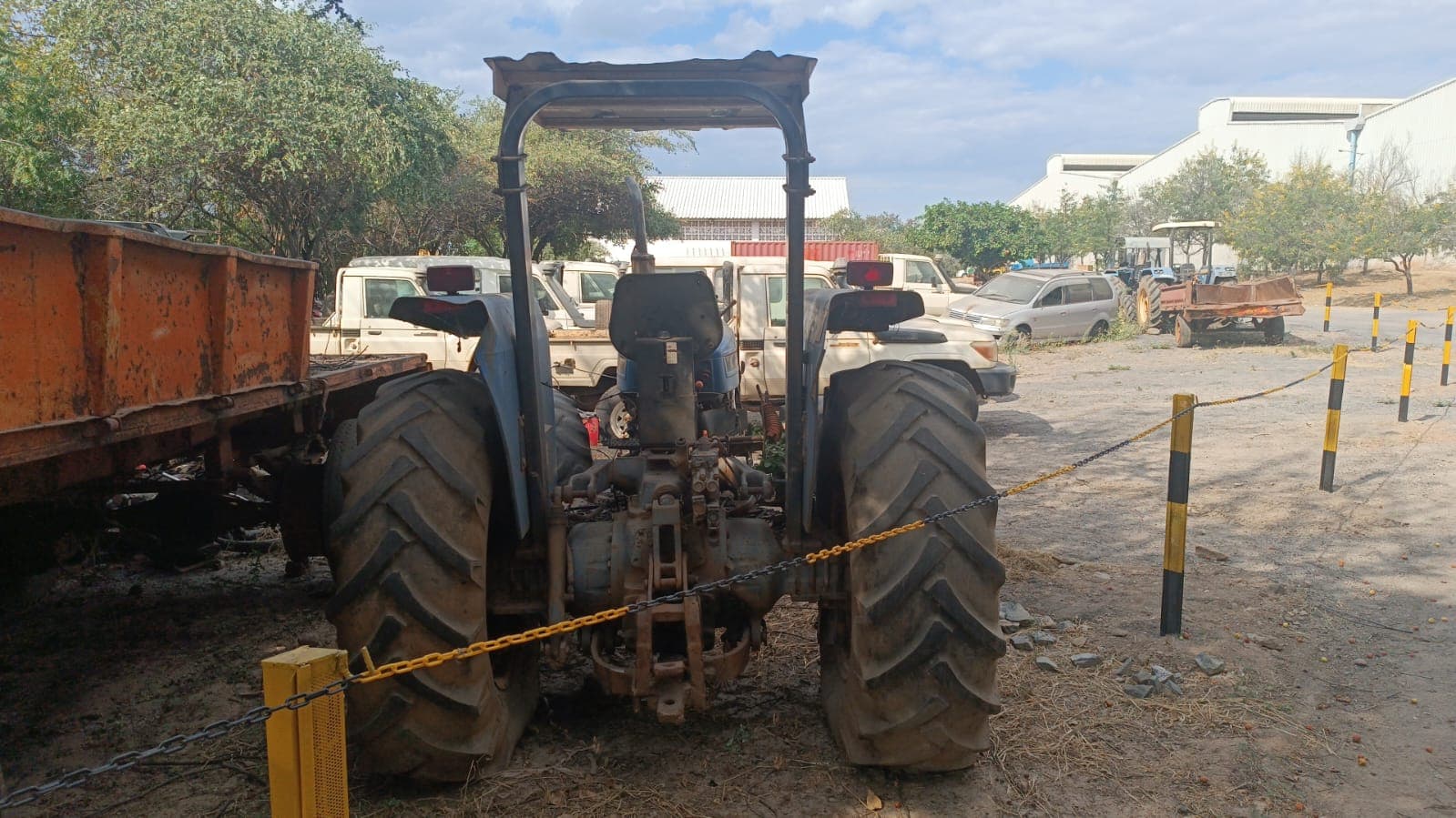 Trator New Holland/8010 — imagem 5