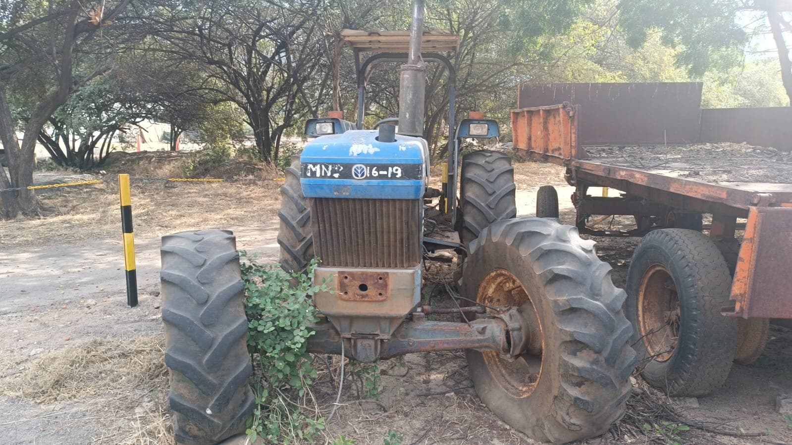 Trator New Holland/8010 — imagem 2