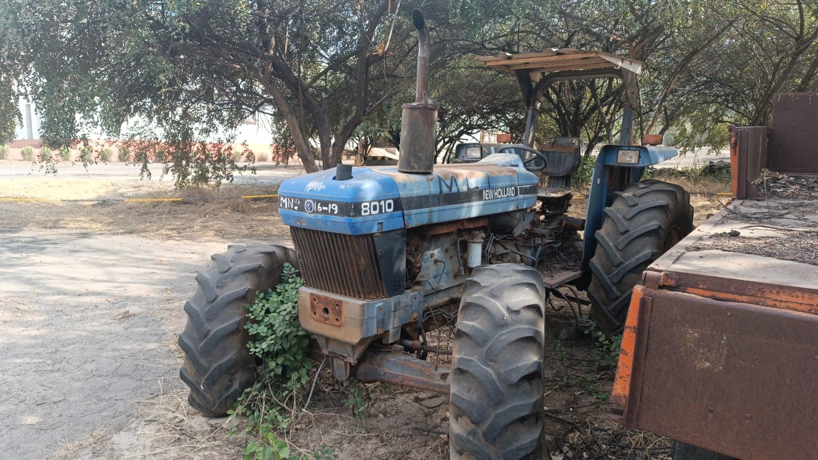 Trator New Holland/8010 — imagem 3