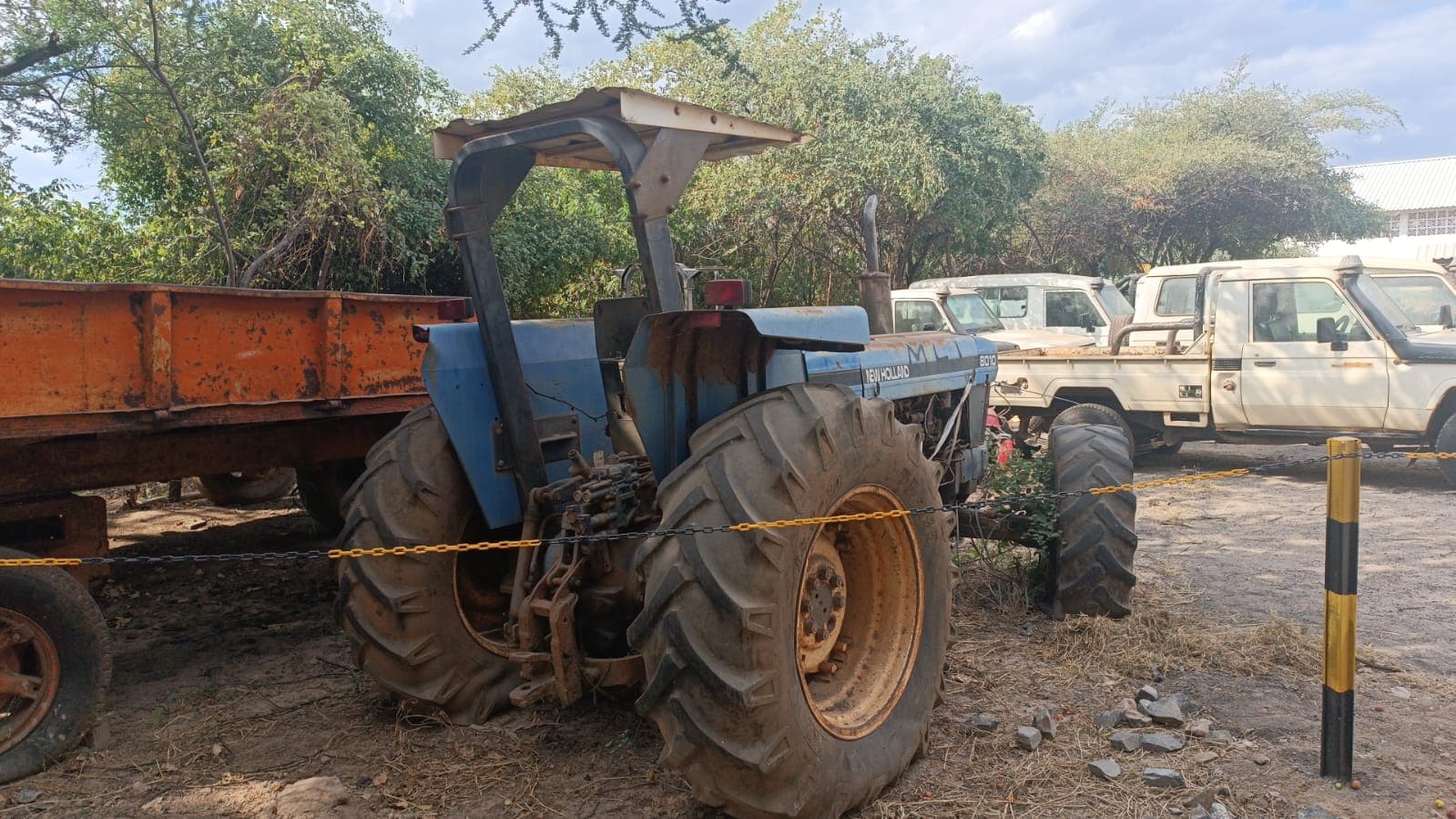 Trator New Holland/8010 — imagem 4