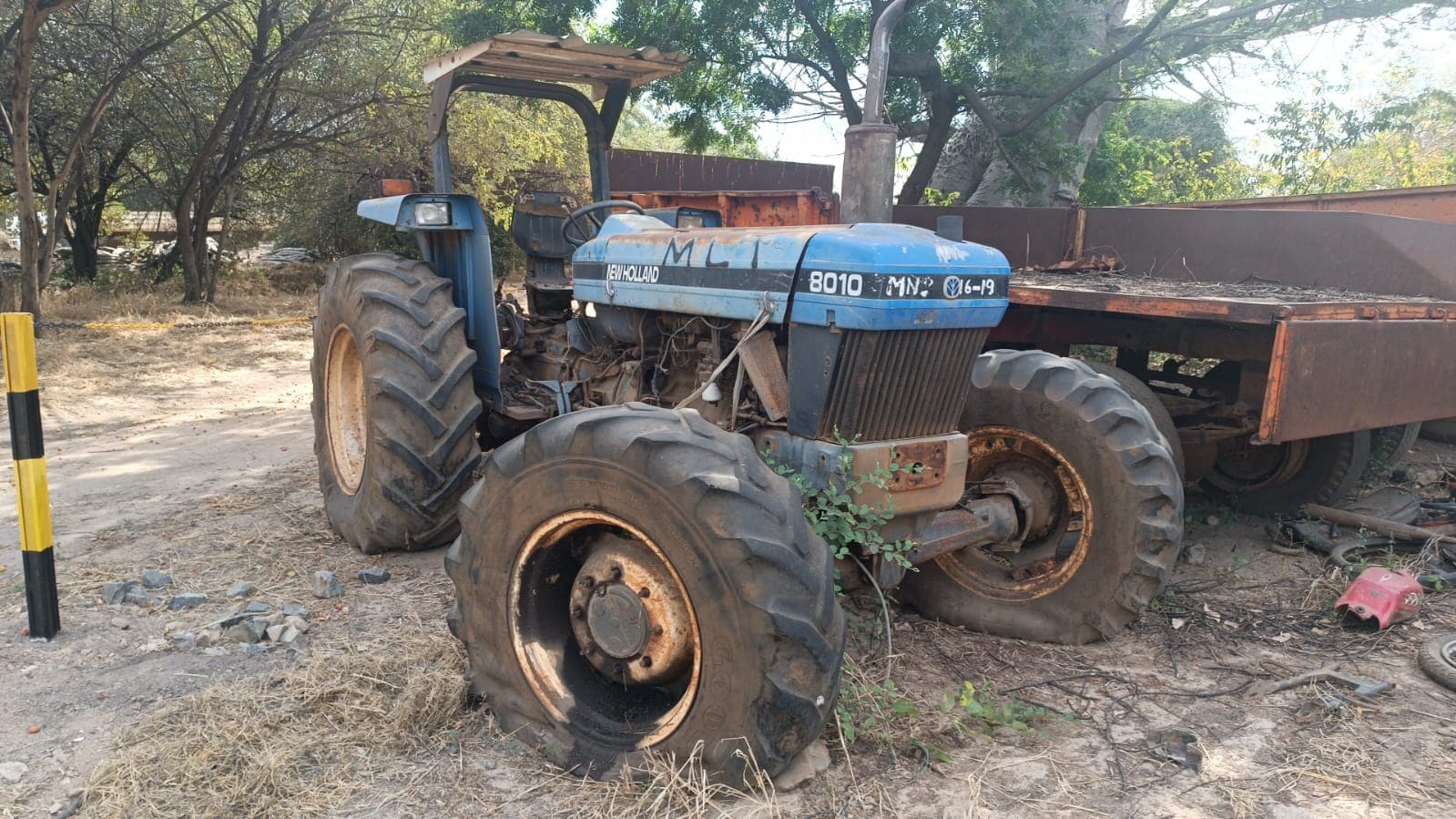 Trator New Holland/8010 — imagem 1
