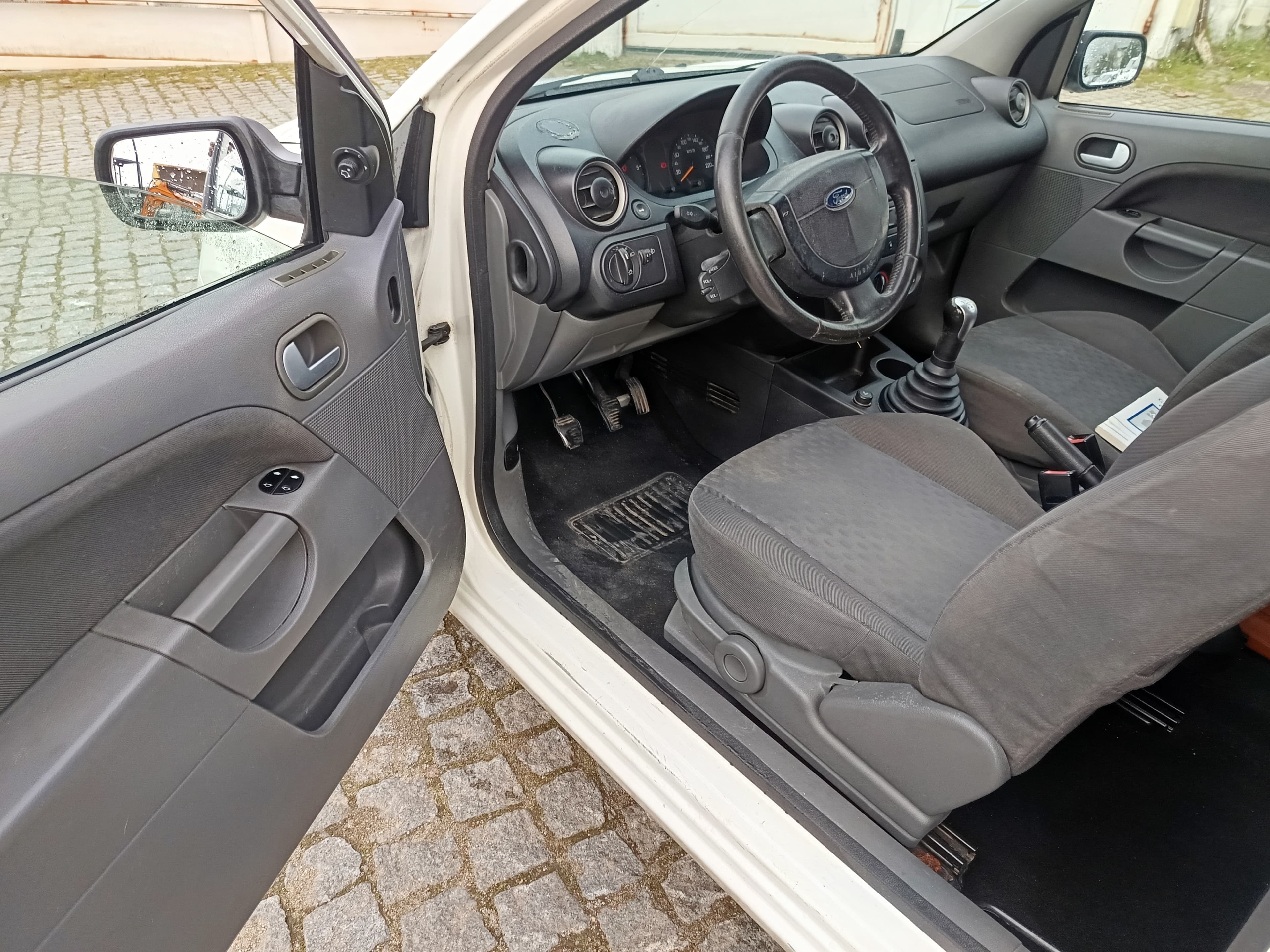 Ford Fiesta TDCI · Ano 2003 — imagem 24
