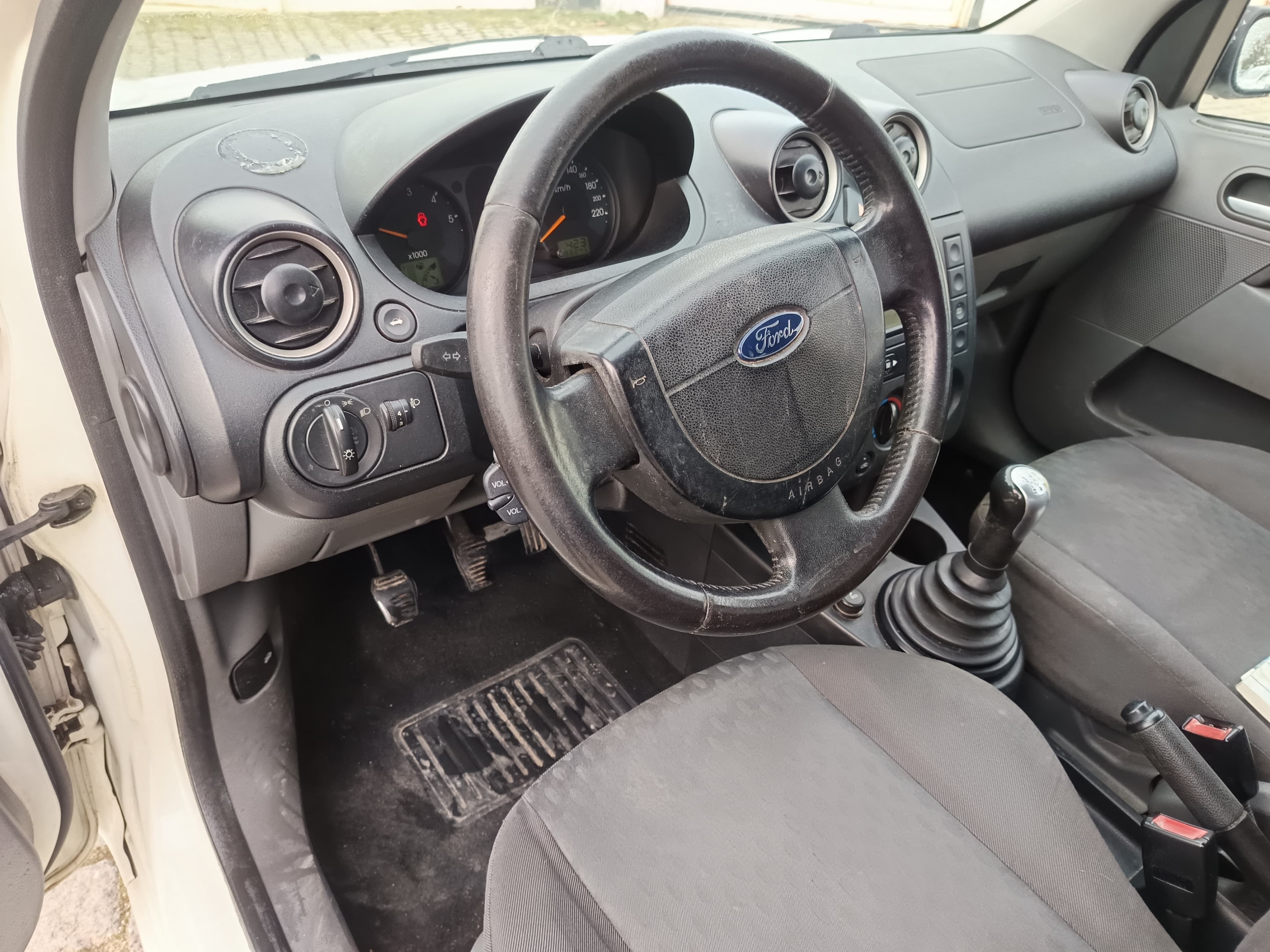 Ford Fiesta TDCI · Ano 2003 — imagem 27