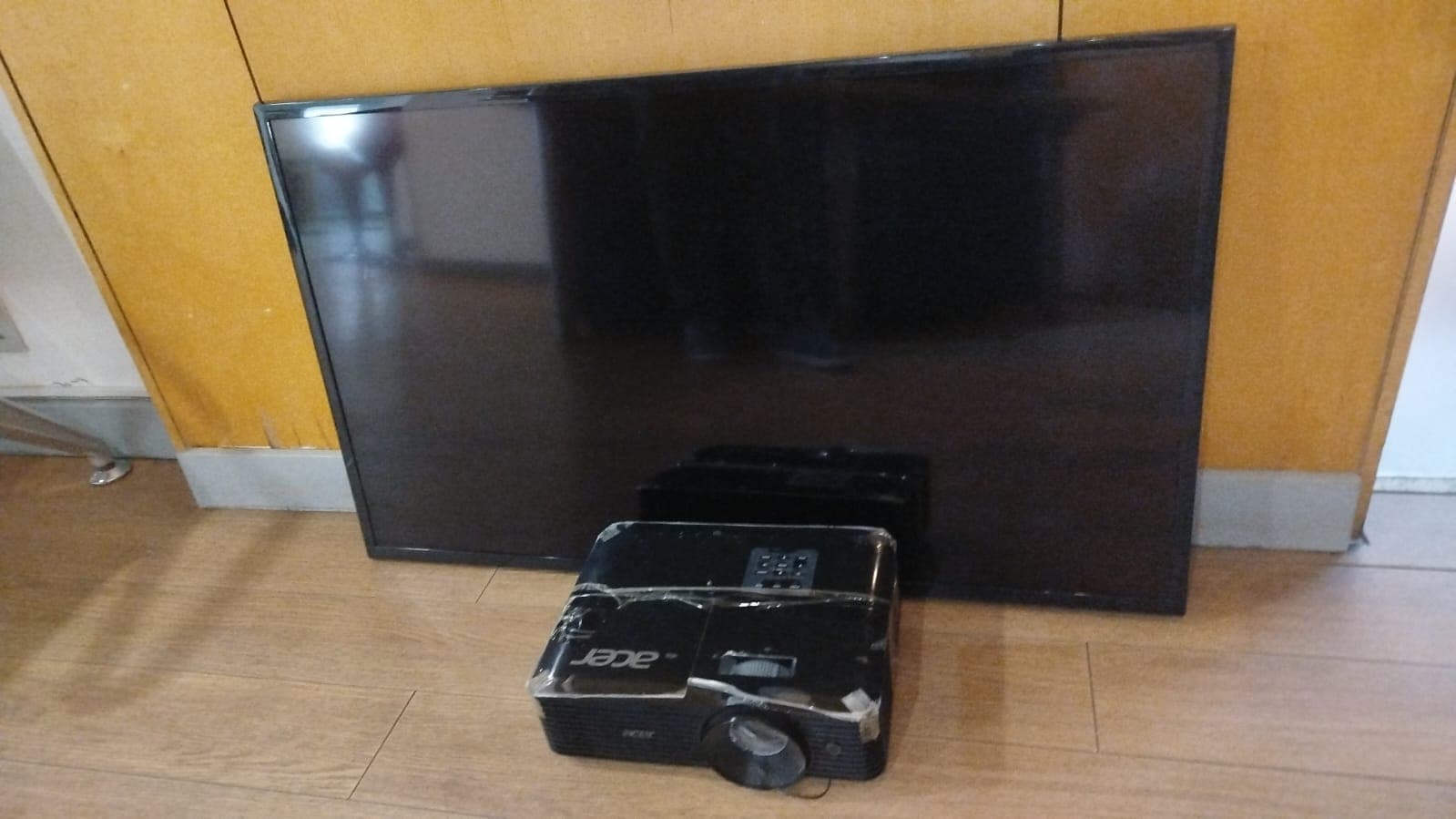 TV - Samsung & Projetor - Acer — imagem 1