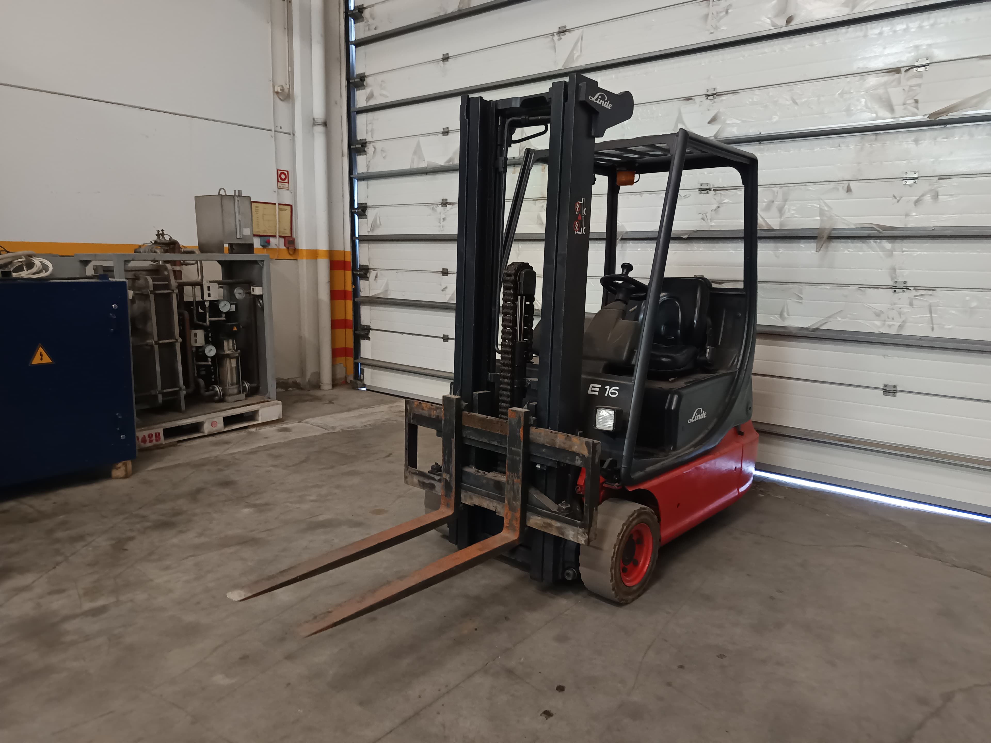 Linde Forklift — image 1