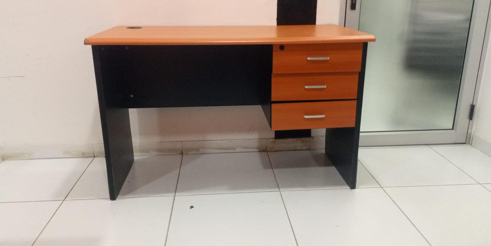 Secretária com gavetas — imagem 5