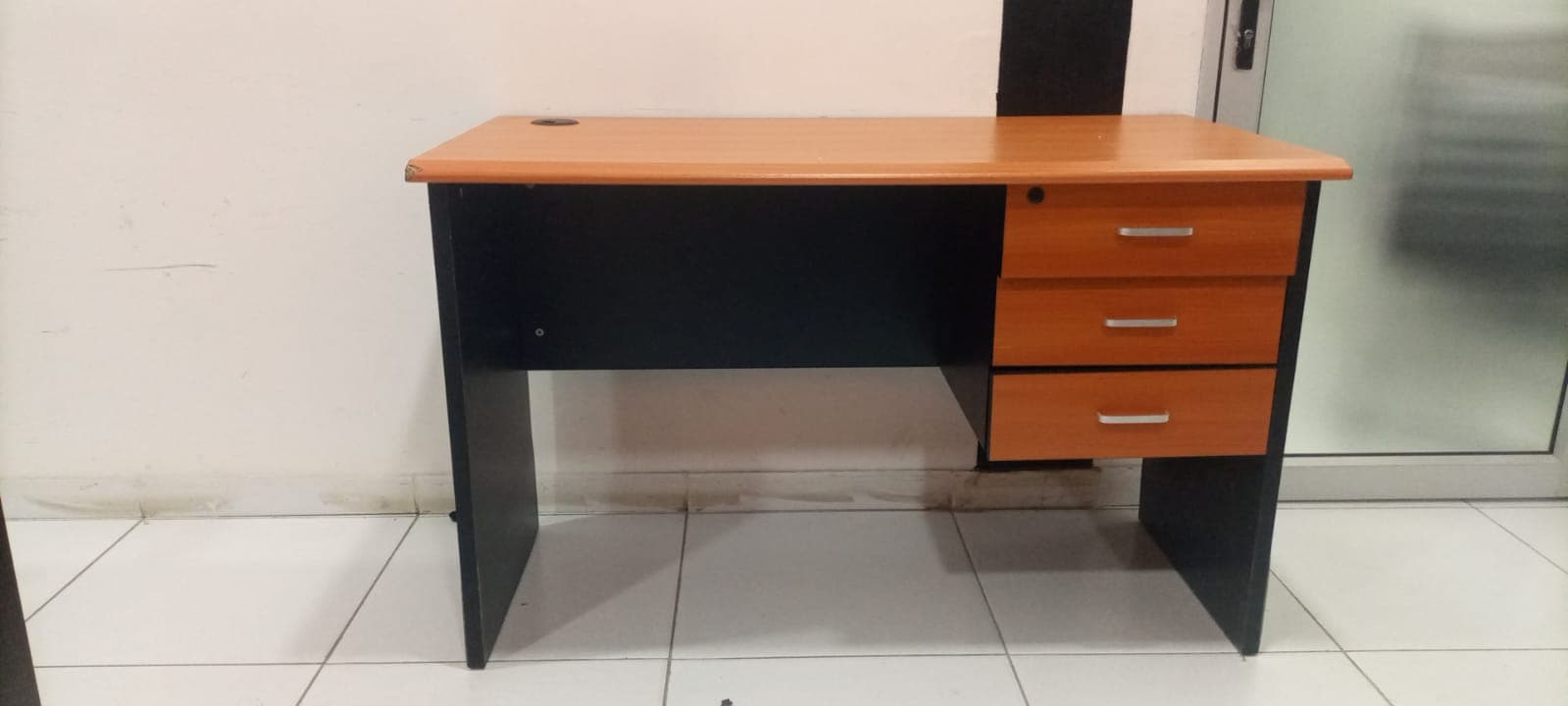 Secretária com gavetas — imagem 1