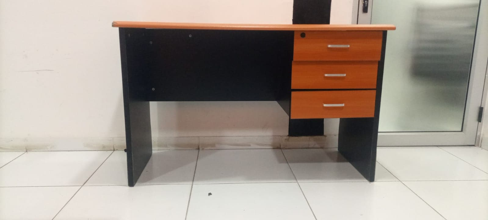Secretária com gavetas — imagem 4