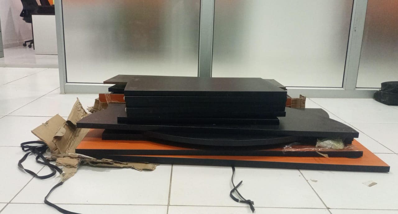 Secretária e mesa desmontadas — imagen 1