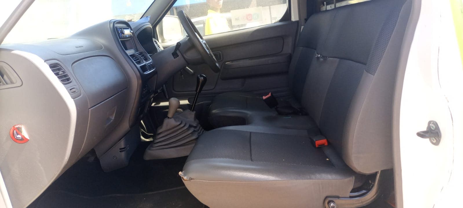 Nissan Hardbody — image 8