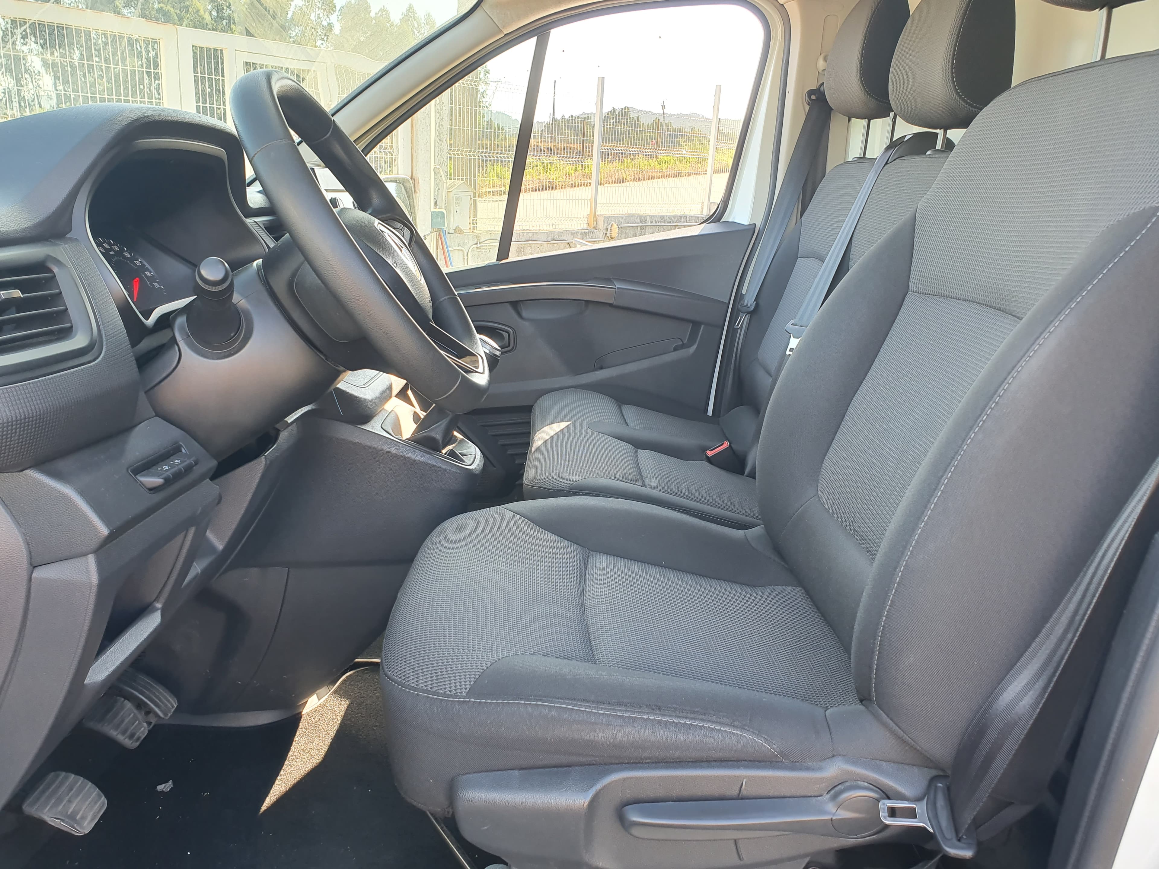 Renault Trafic · Ano 2022 — imagem 26