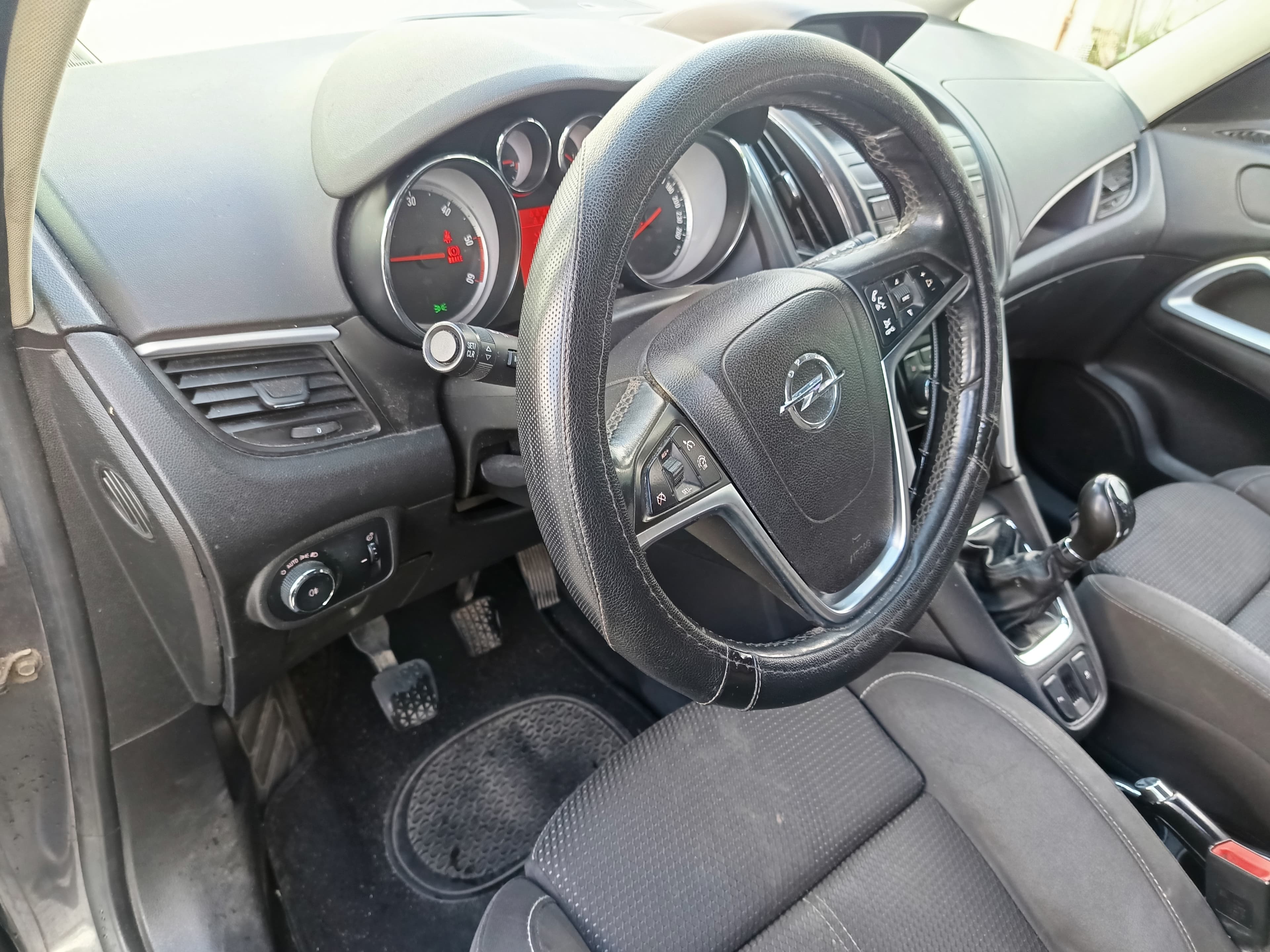 Opel Zafira · Ano 2012 — image 37