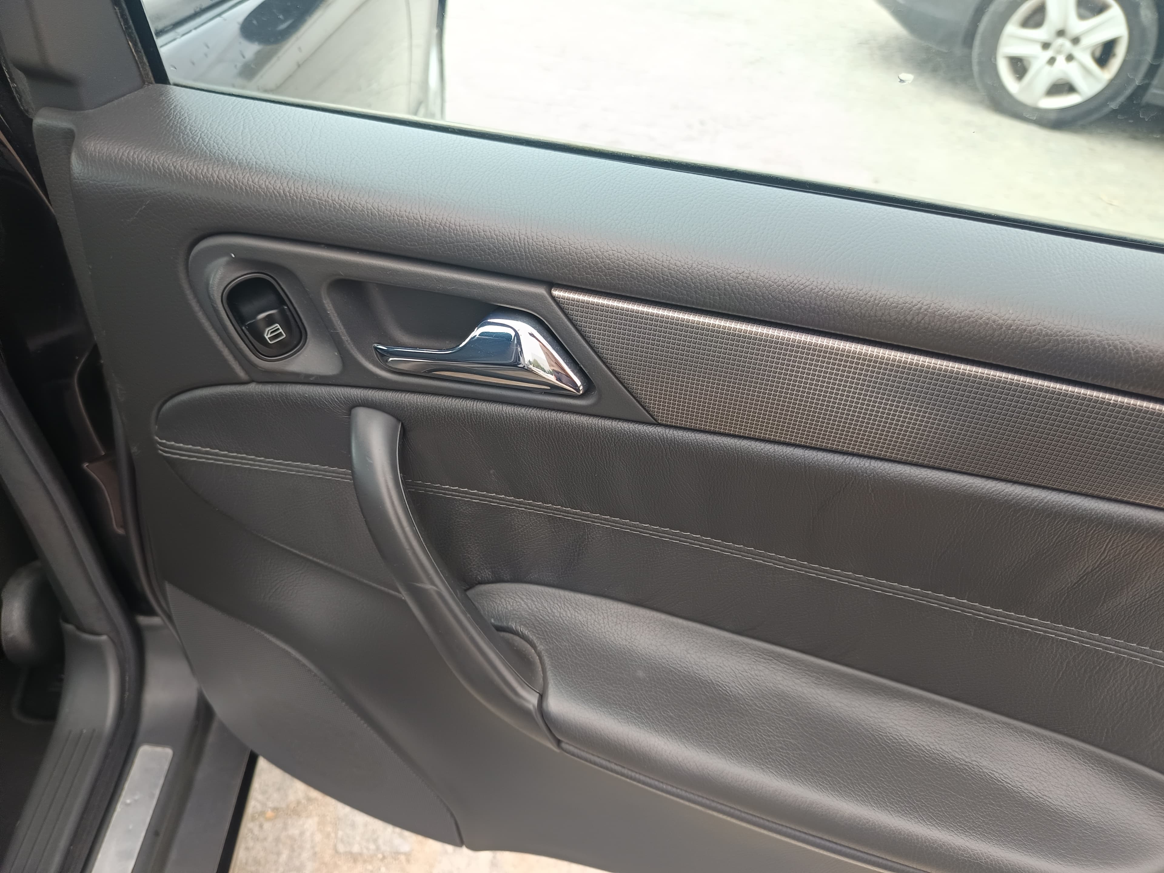 Mercedes-Benz C220 CDI · Ano 2002 — image 23