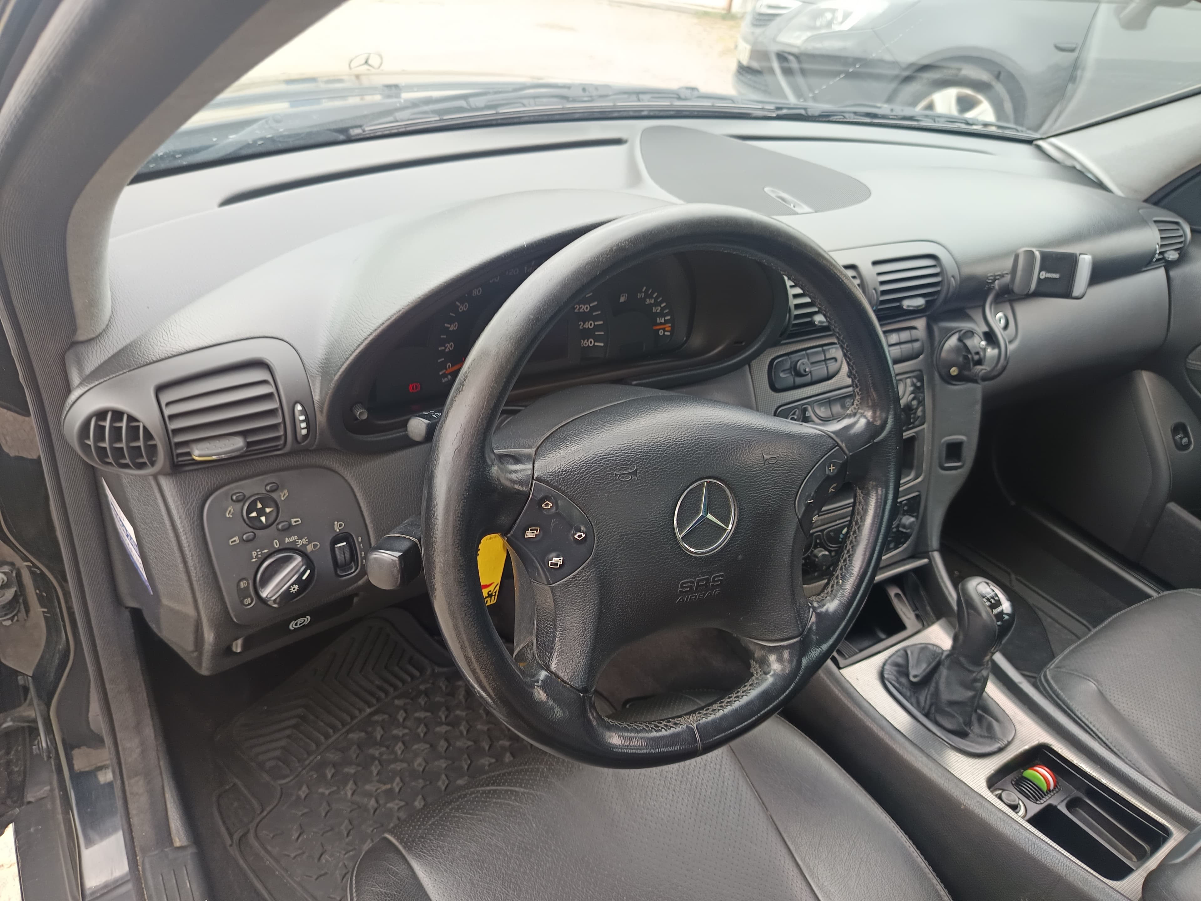 Mercedes-Benz C220 CDI · Ano 2002 — image 35