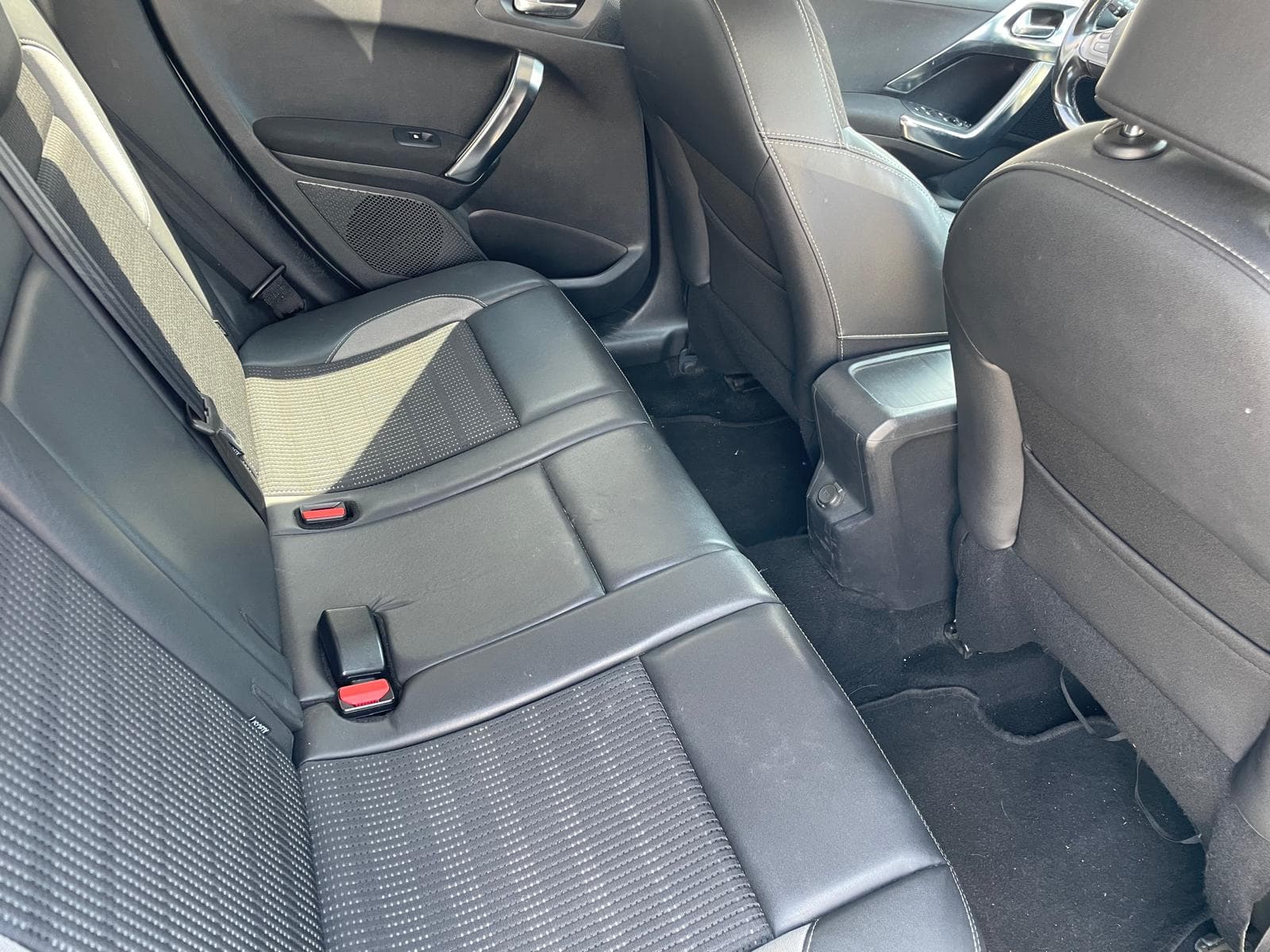 Peugeot 2008 1.6HDI · Ano 2015 — imagem 14