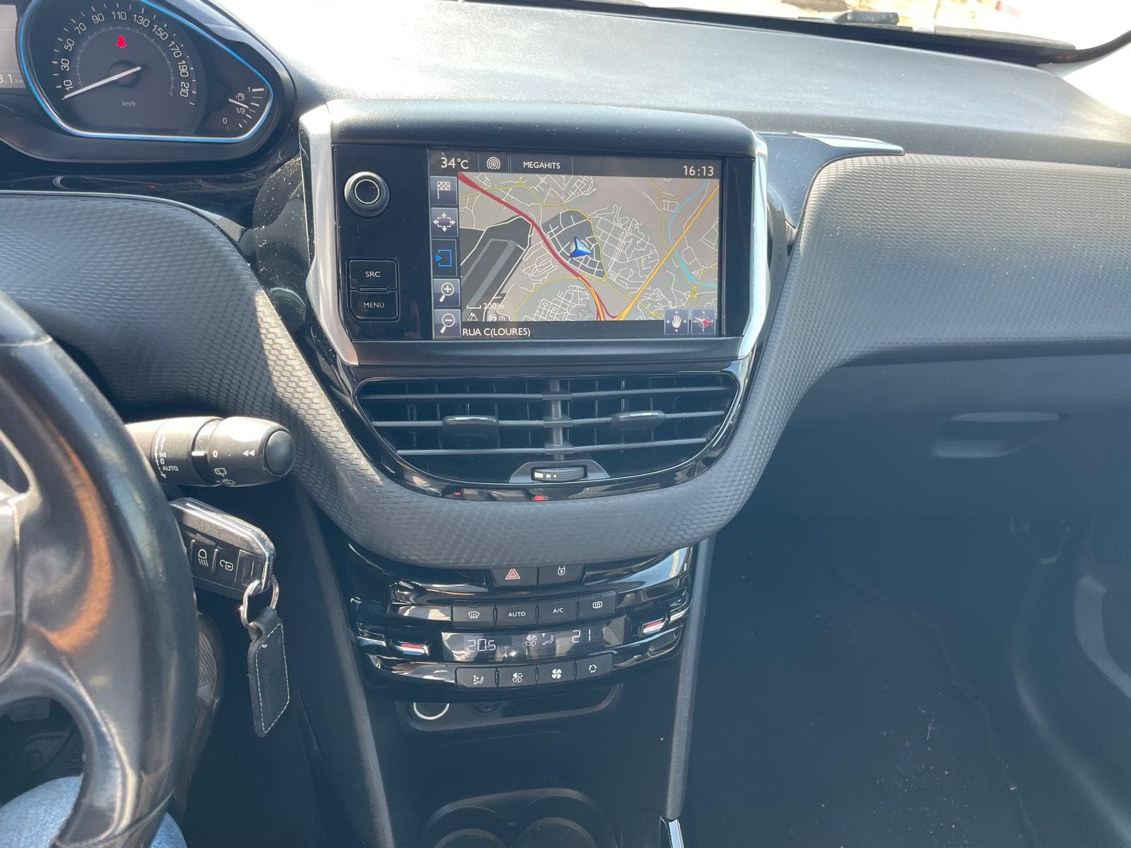 Peugeot 2008 1.6HDI · Ano 2015 — image 12