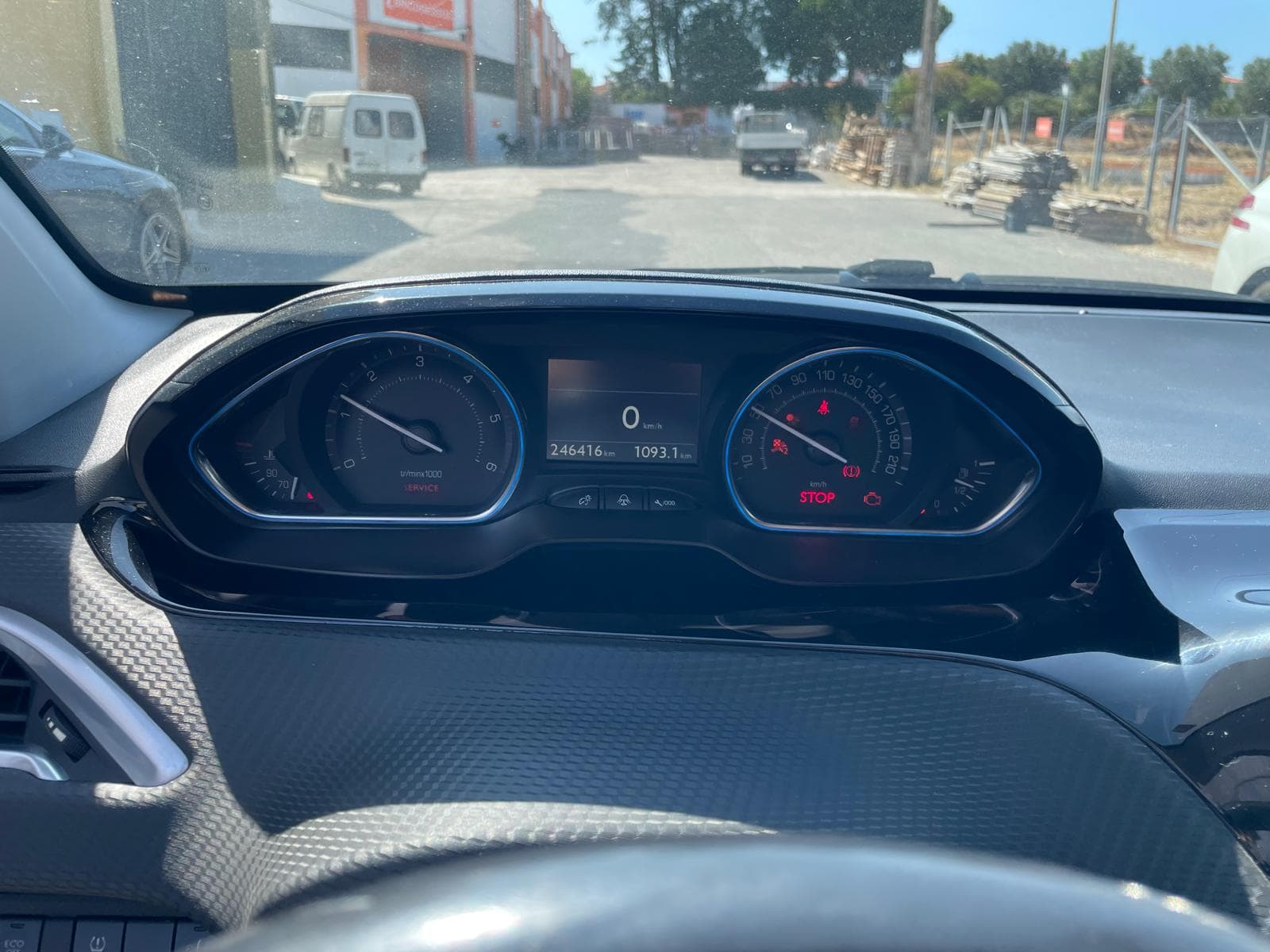 Peugeot 2008 1.6HDI · Ano 2015 — image 11