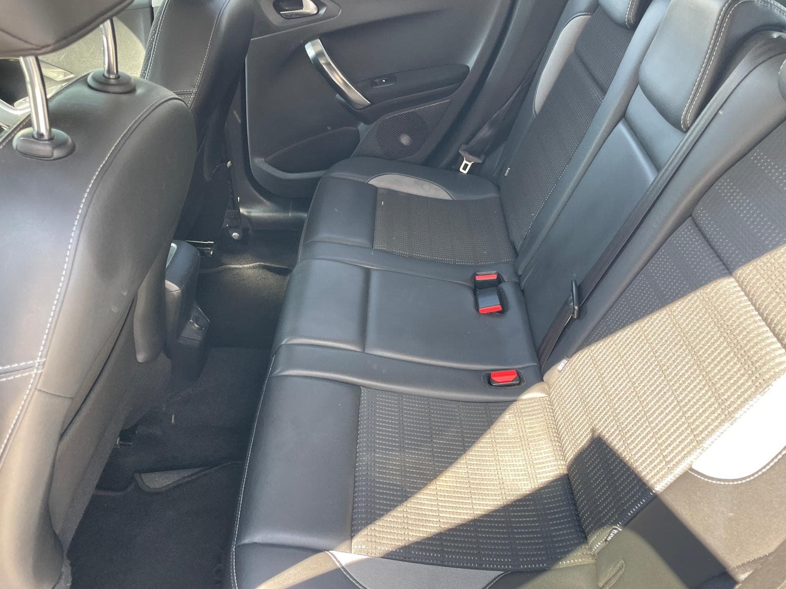 Peugeot 2008 1.6HDI · Ano 2015 — image 13