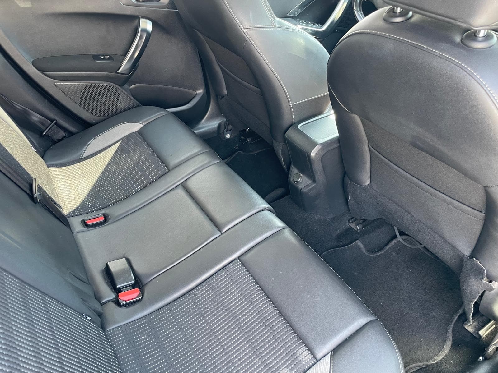Peugeot 2008 1.6HDI · Ano 2015 — image 15