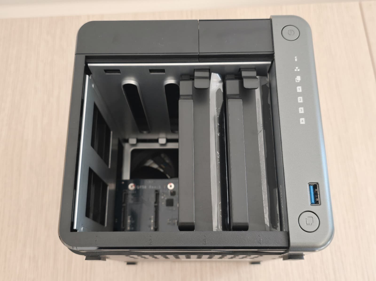 NAS QNAP TS-453D — imagen 2