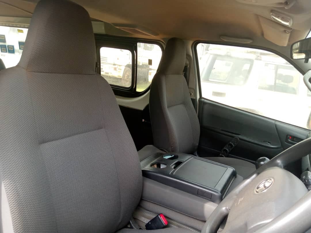 Toyota Hiace Mini Bus — imagen 8
